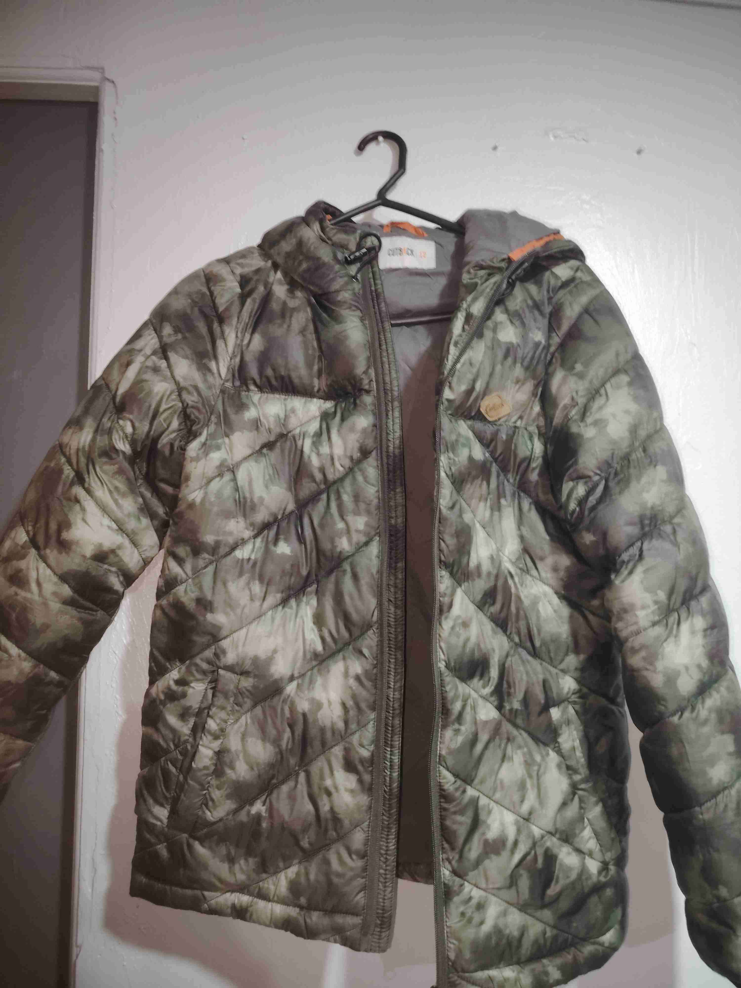 Chaqueta camuflaje con capucha