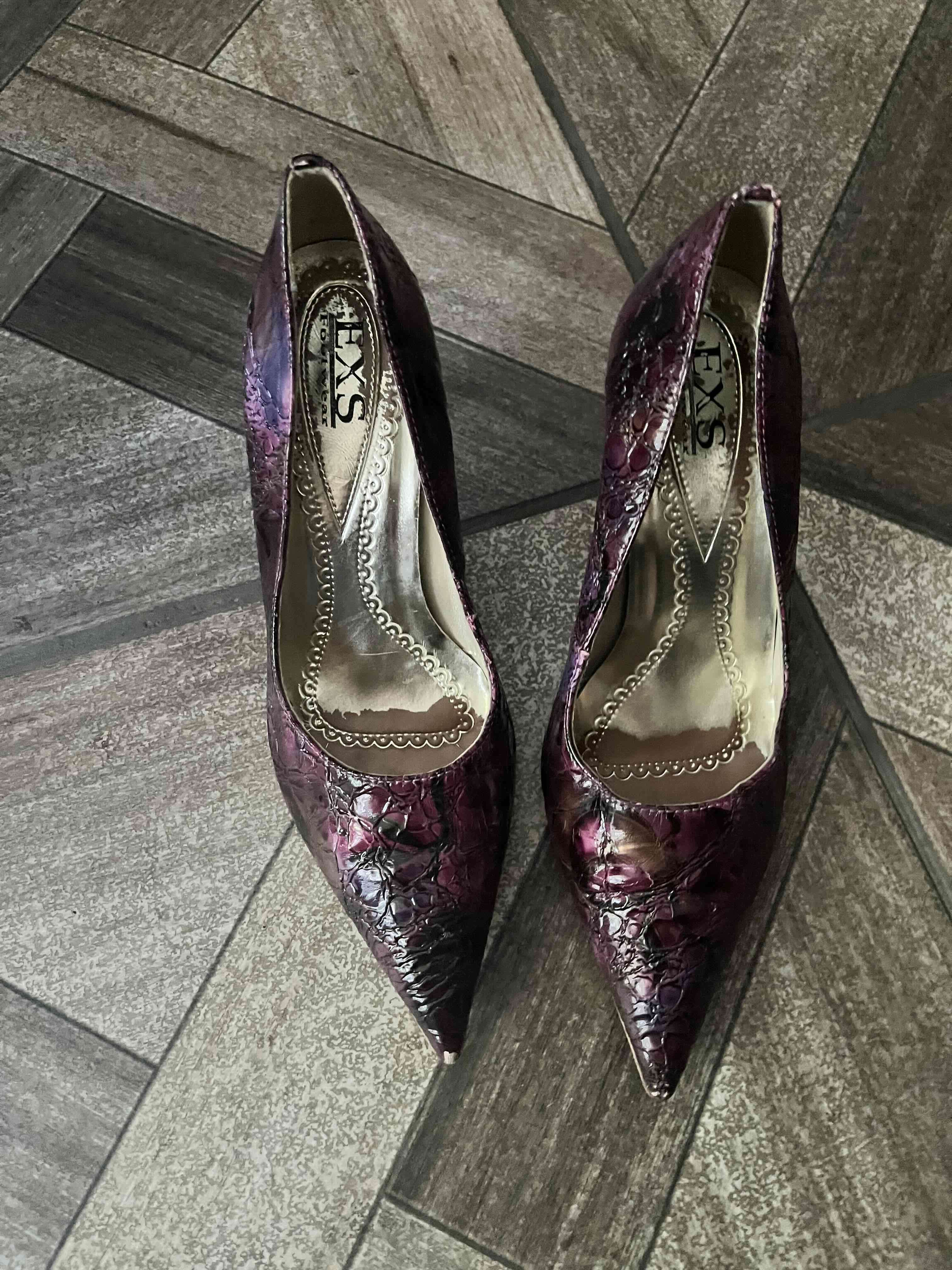 Tacones morados texturados - miniatura 3