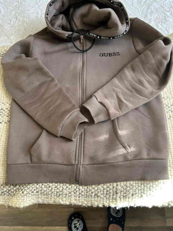 Polerón marrón con capucha Guess