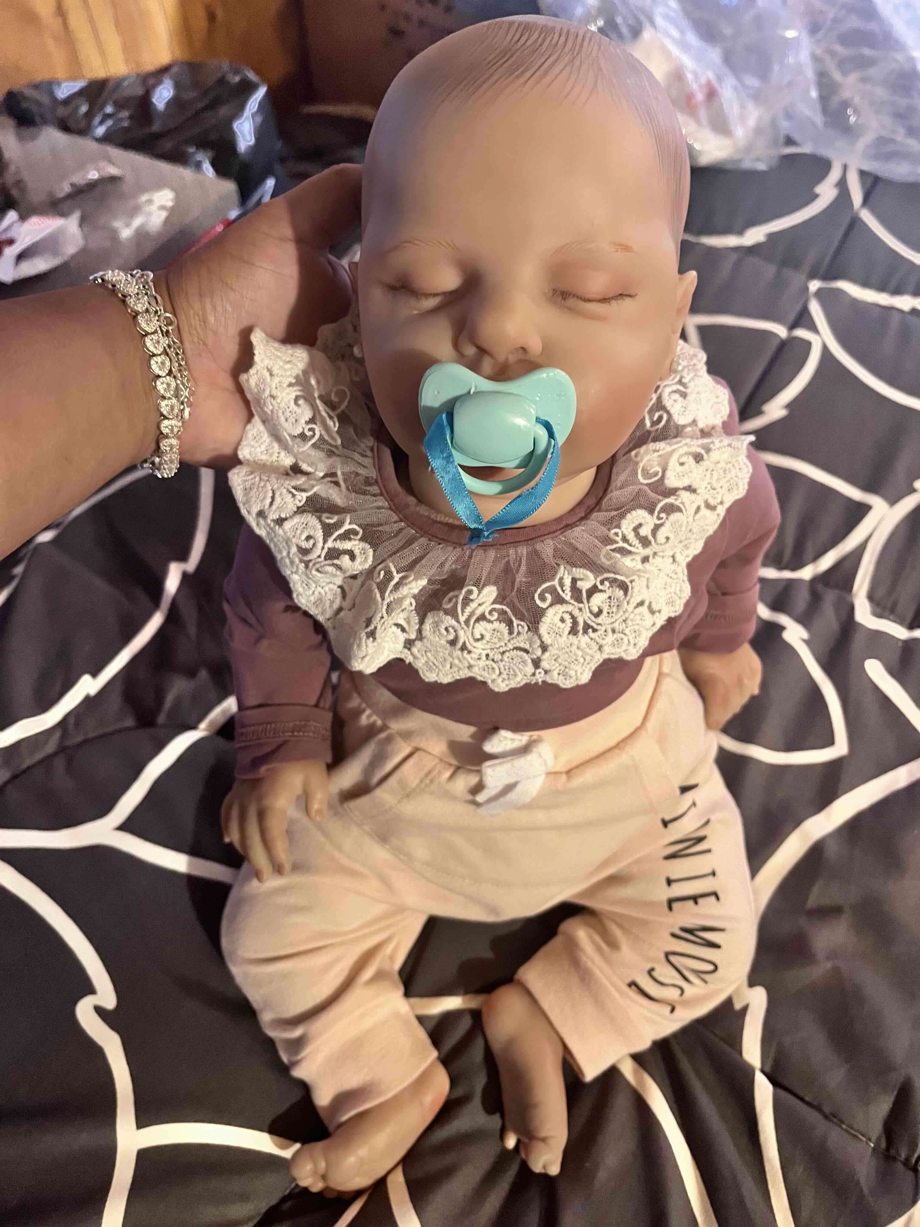 Muñeca Reborn con chupete y ropa