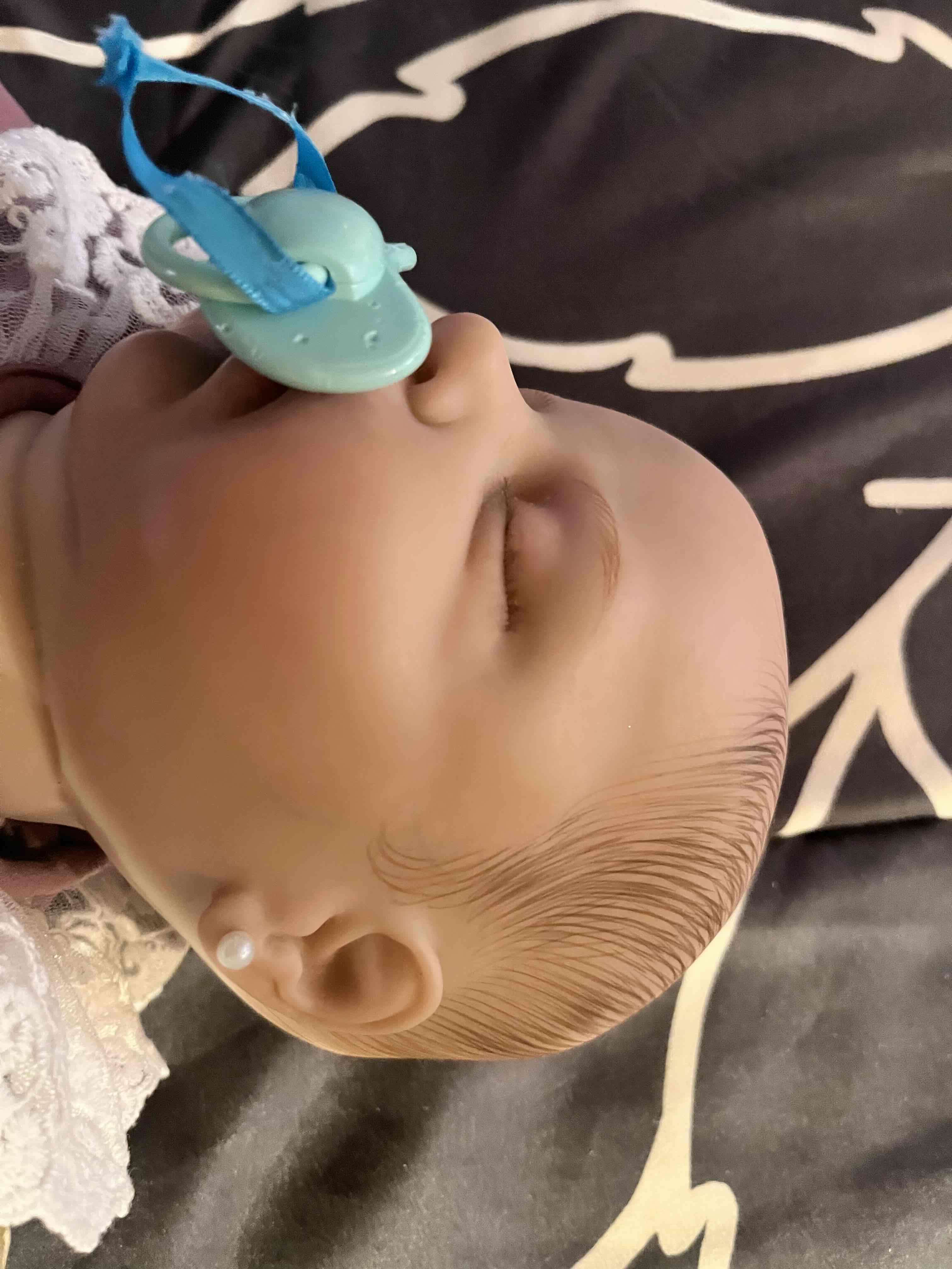 Muñeca Reborn con chupete y ropa - miniatura 2