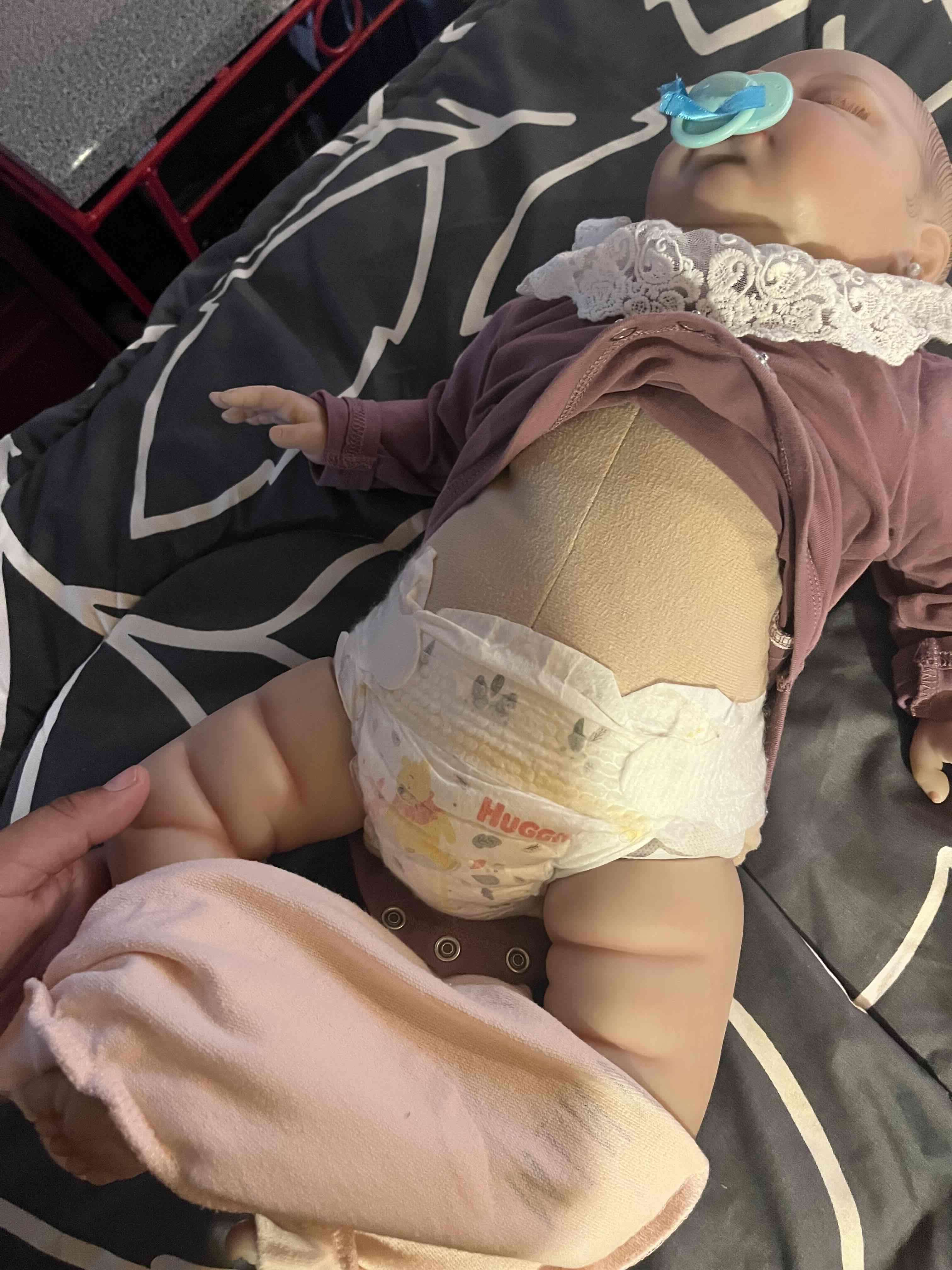 Muñeca Reborn con chupete y ropa - miniatura 5