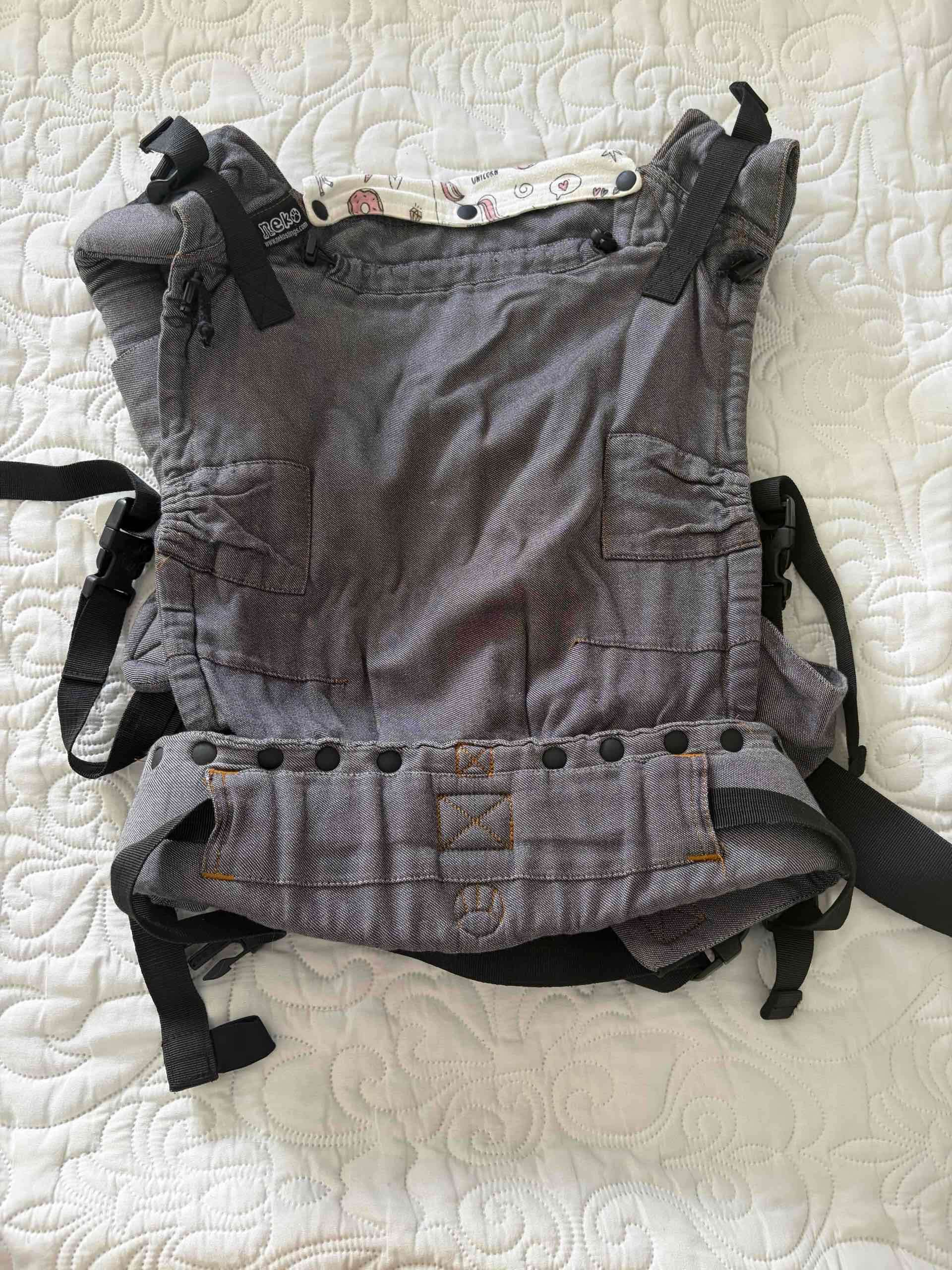 Mochila portabebé gris - marca NEKI