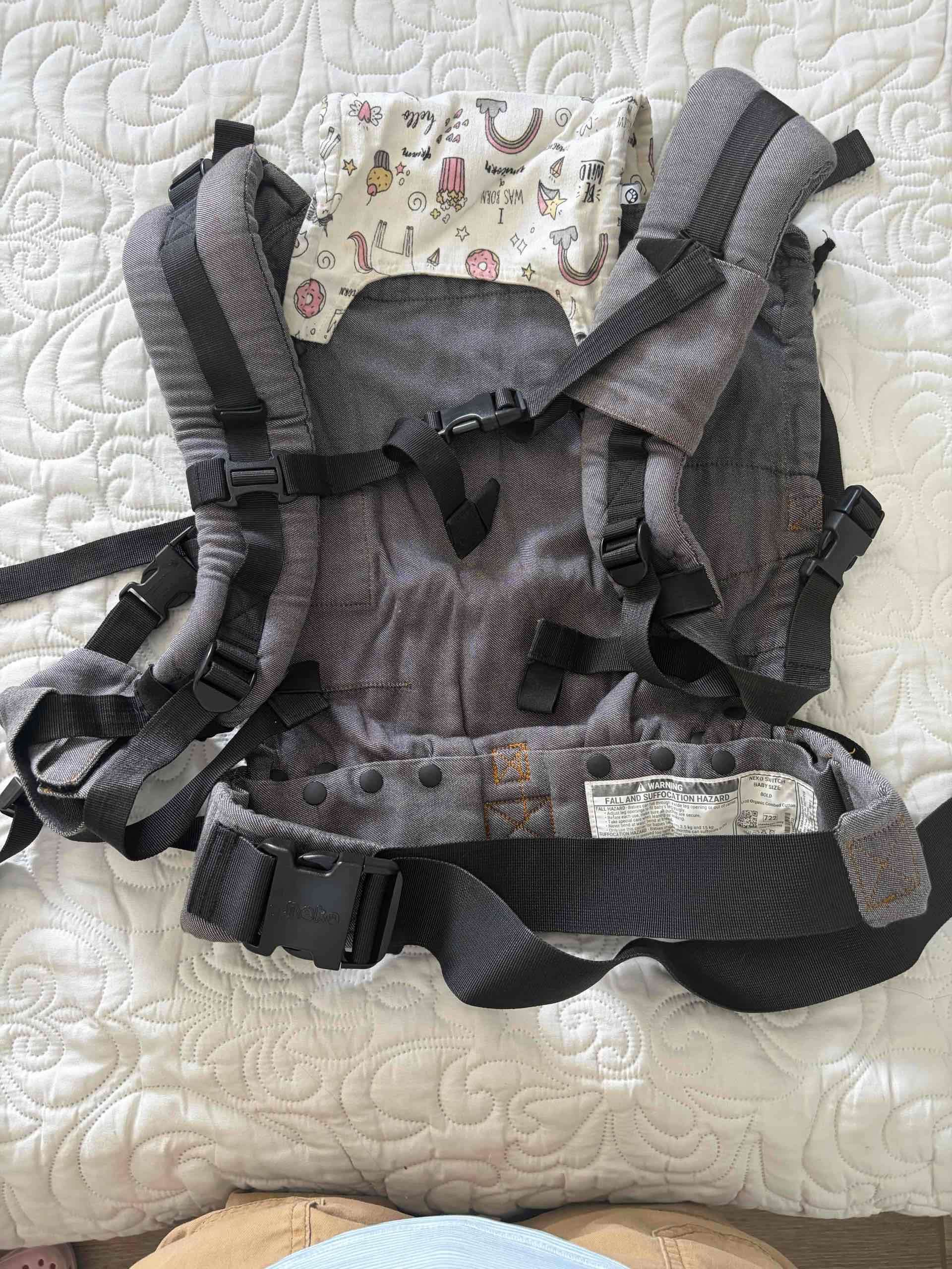 Mochila portabebé gris - marca NEKI - miniatura 3