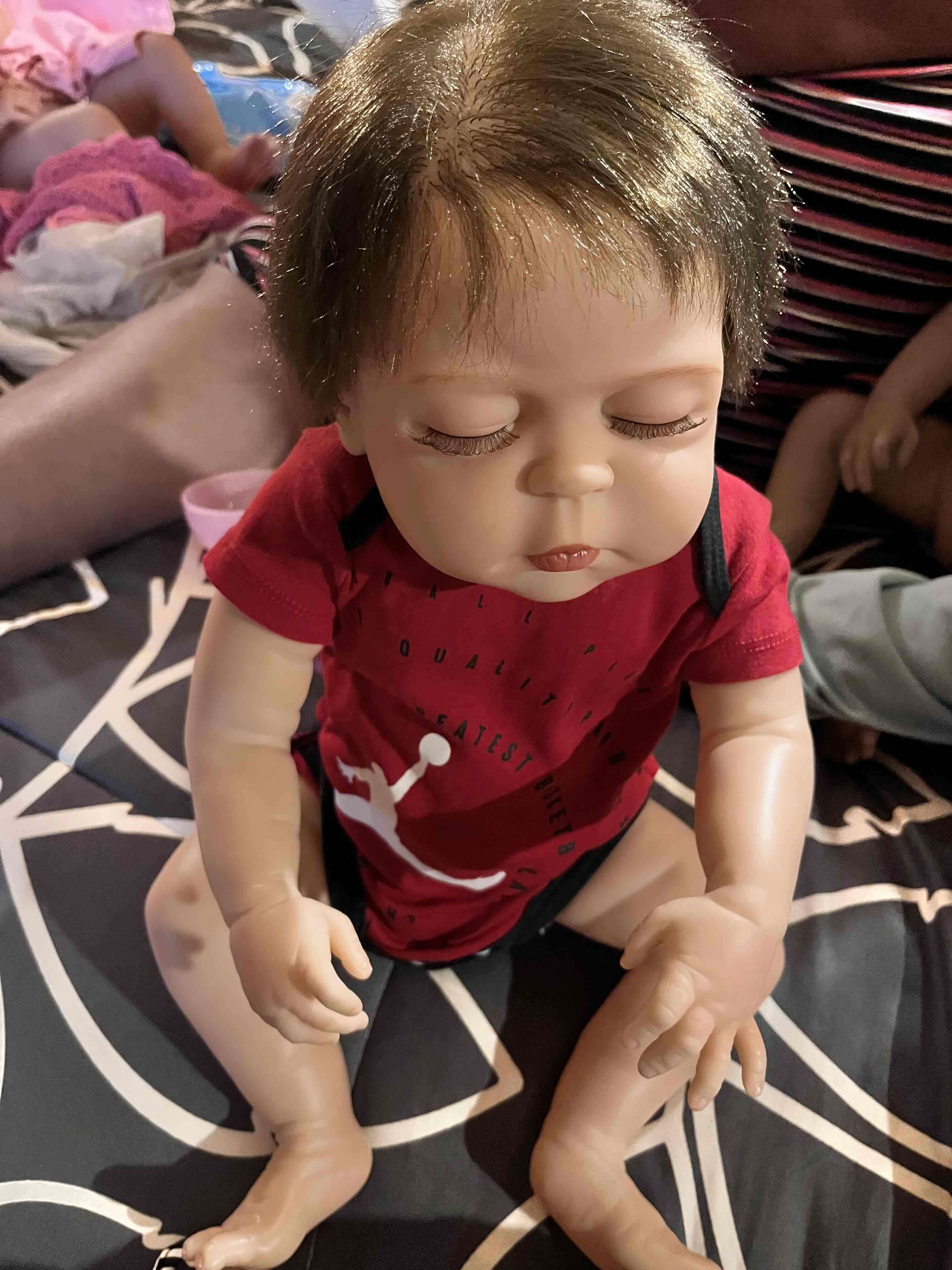 Muñeco bebé con ropa roja