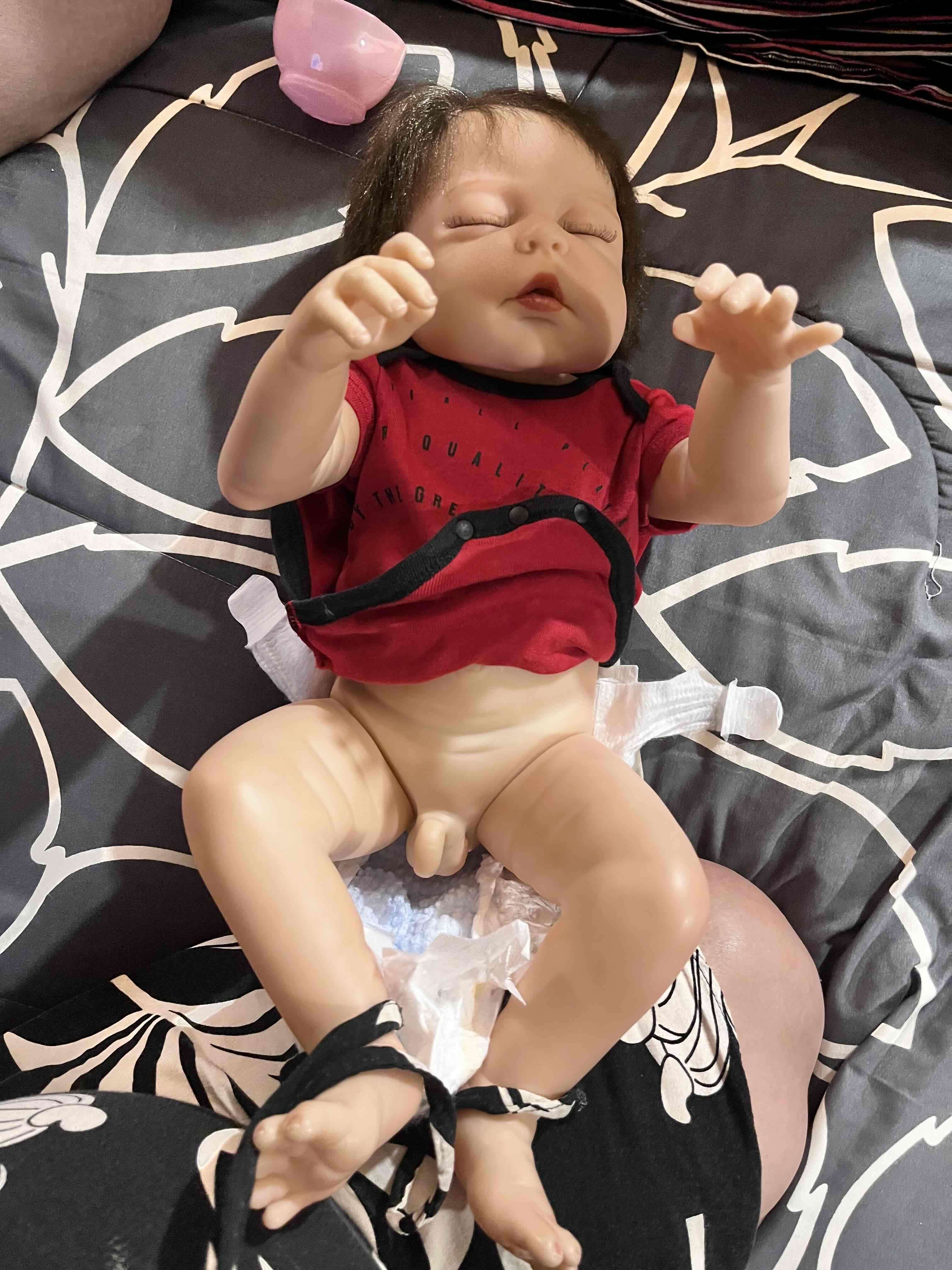 Muñeco bebé con ropa roja - miniatura 2