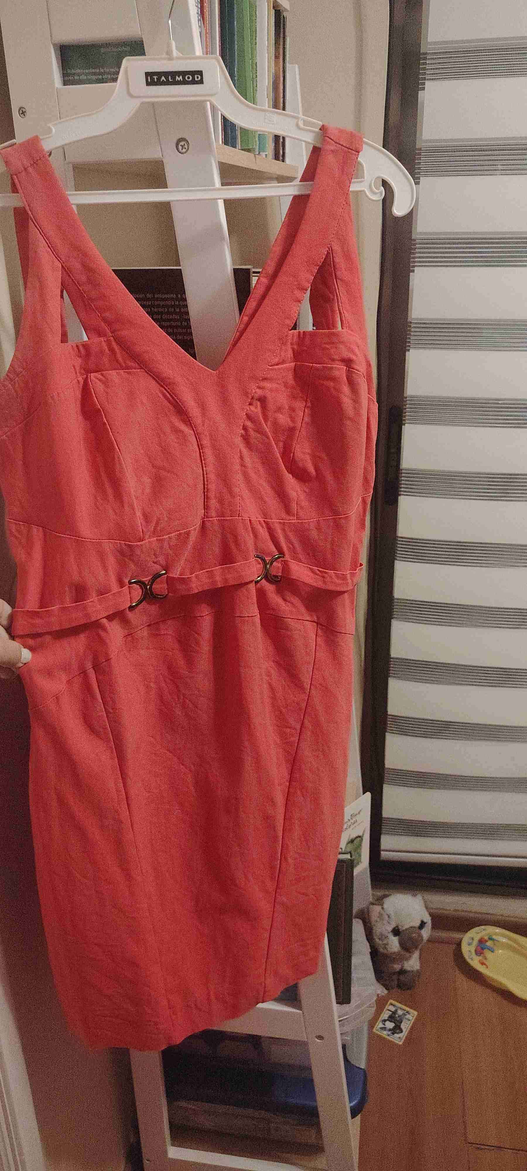 Vestido fucsia con detalles metálicos