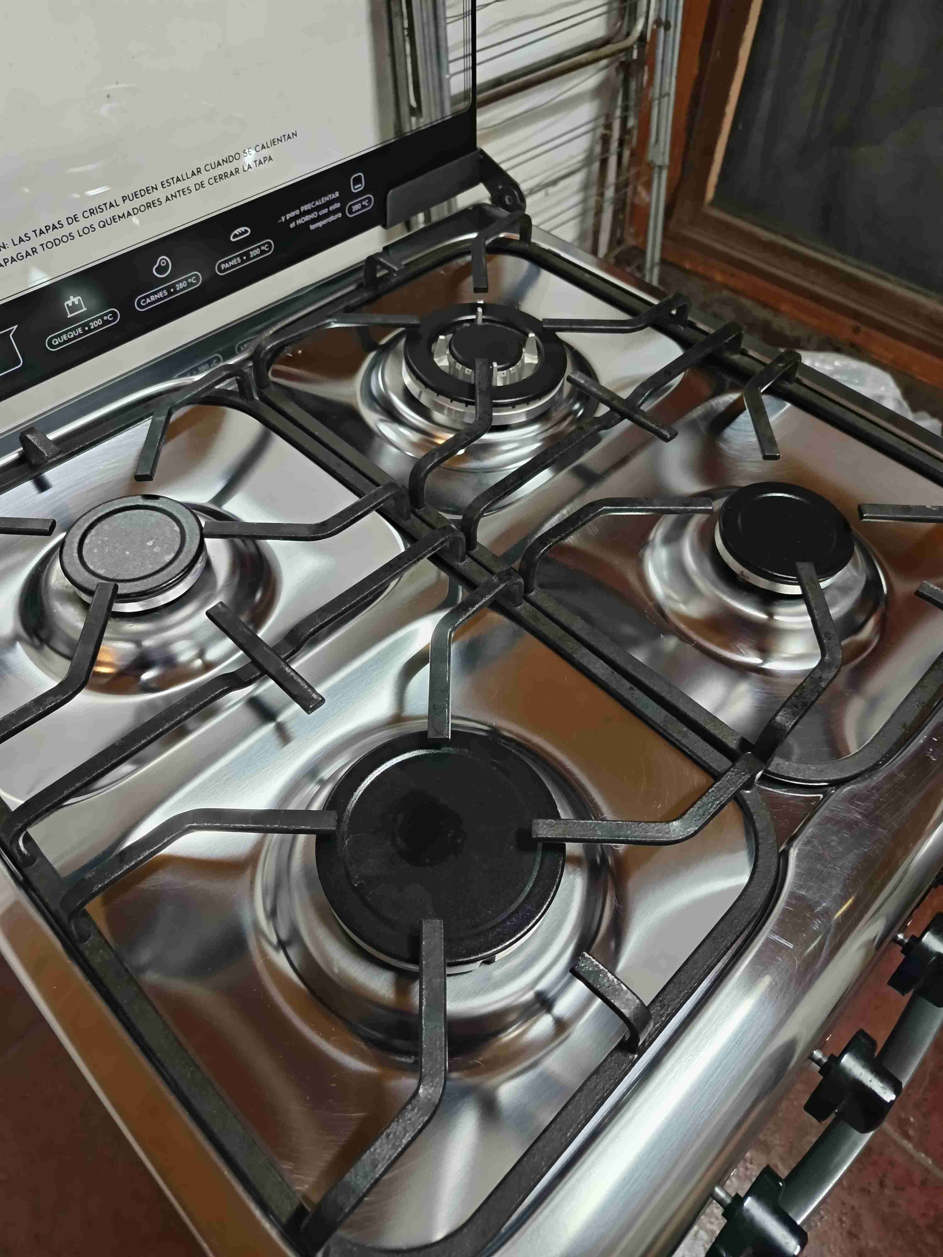 Cocina a gas con 4 quemadores - miniatura 2