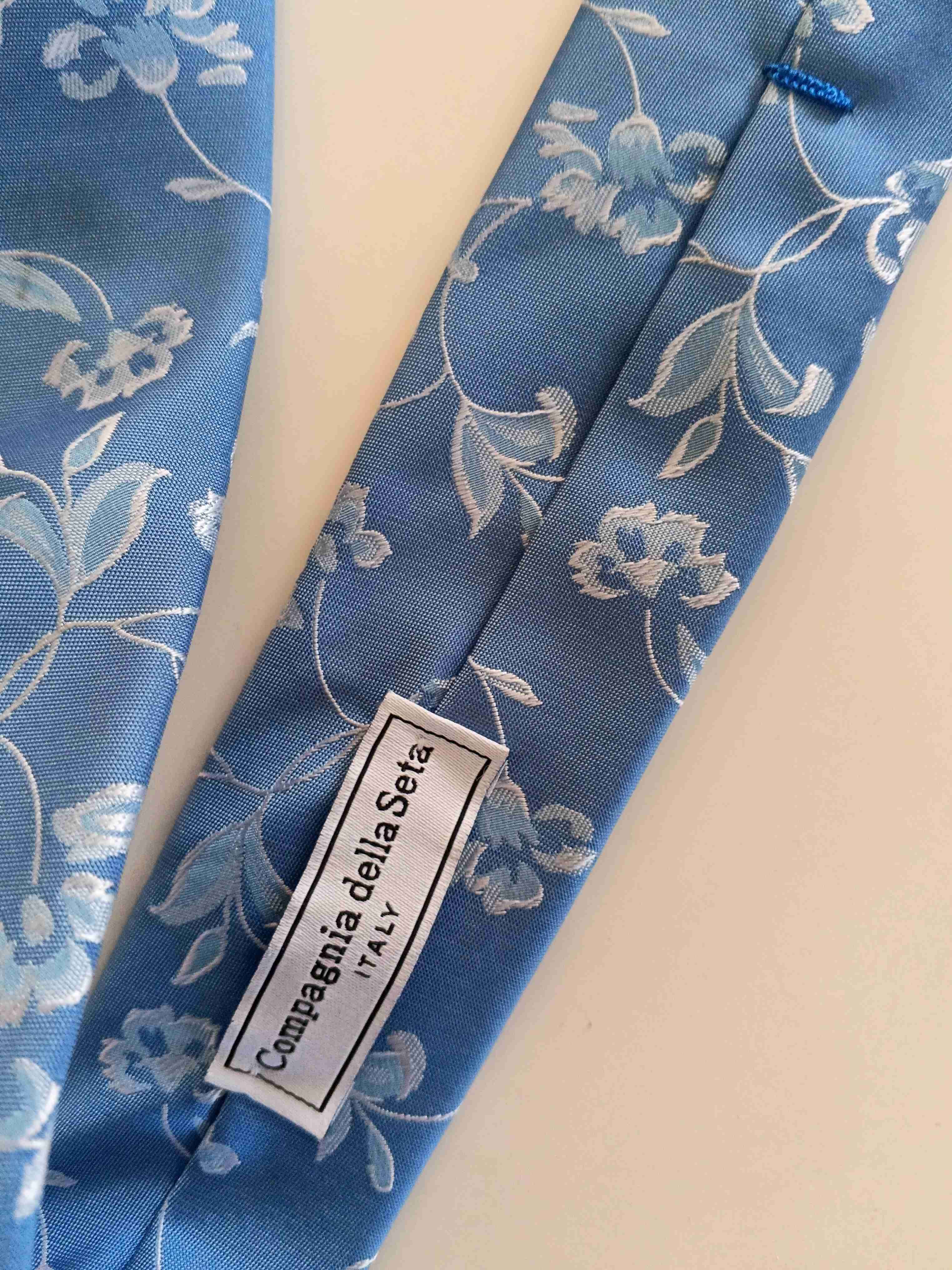 Corbata azul con diseño floral - miniatura 2