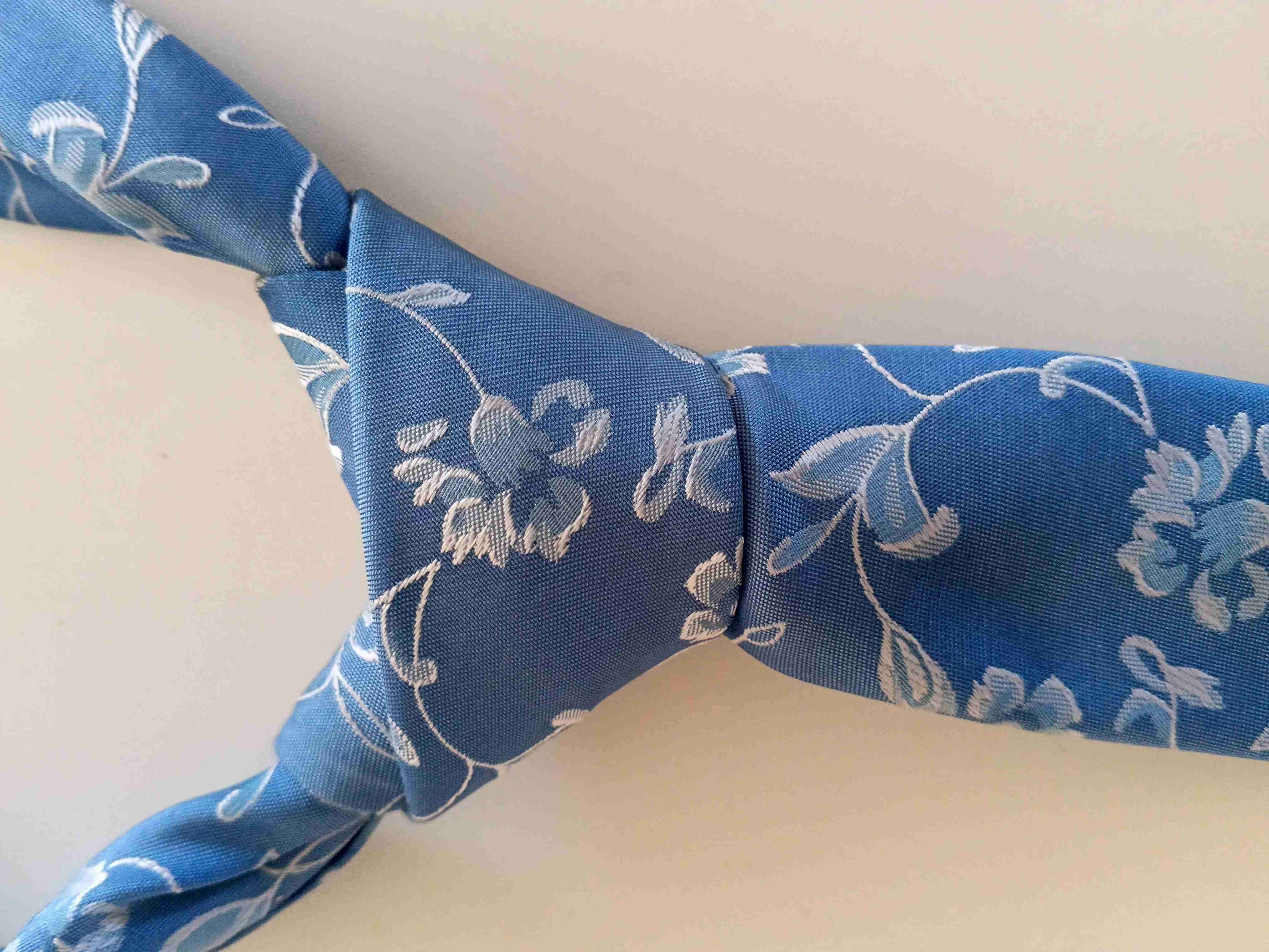 Corbata azul con diseño floral - miniatura 3