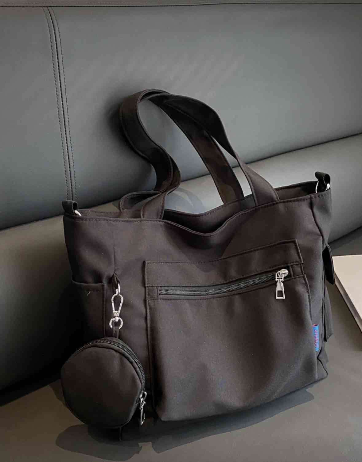 Bolso negro con compartimentos