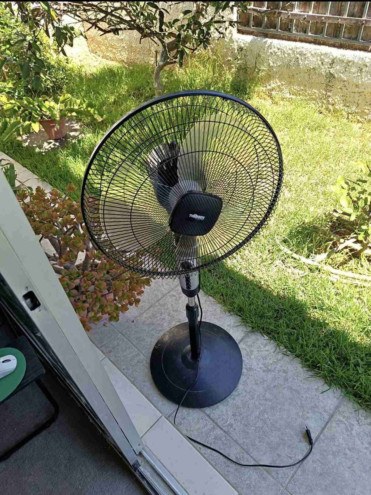 Ventilador de pie negro marca thorben