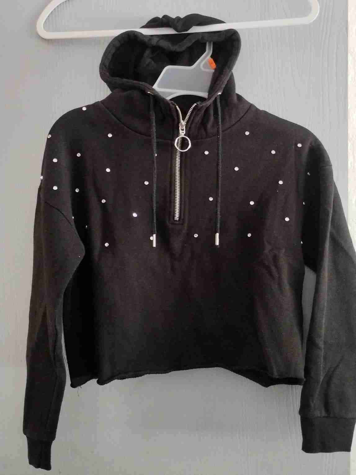 Polerón negro con capucha y apliques