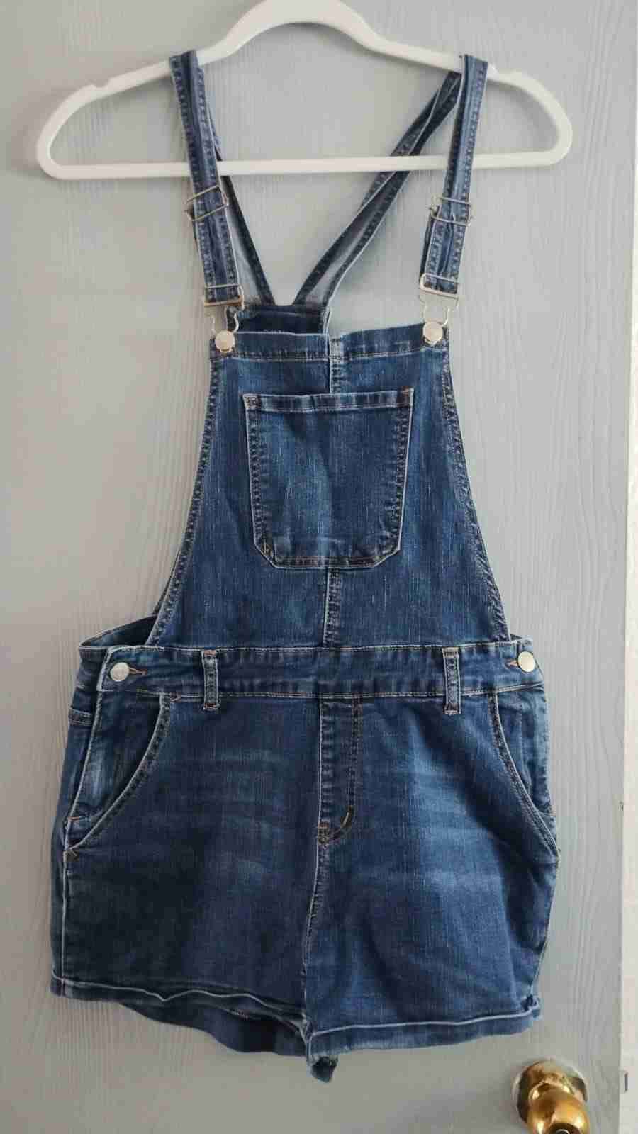 Polerón negro con capucha y apliques - miniatura 2