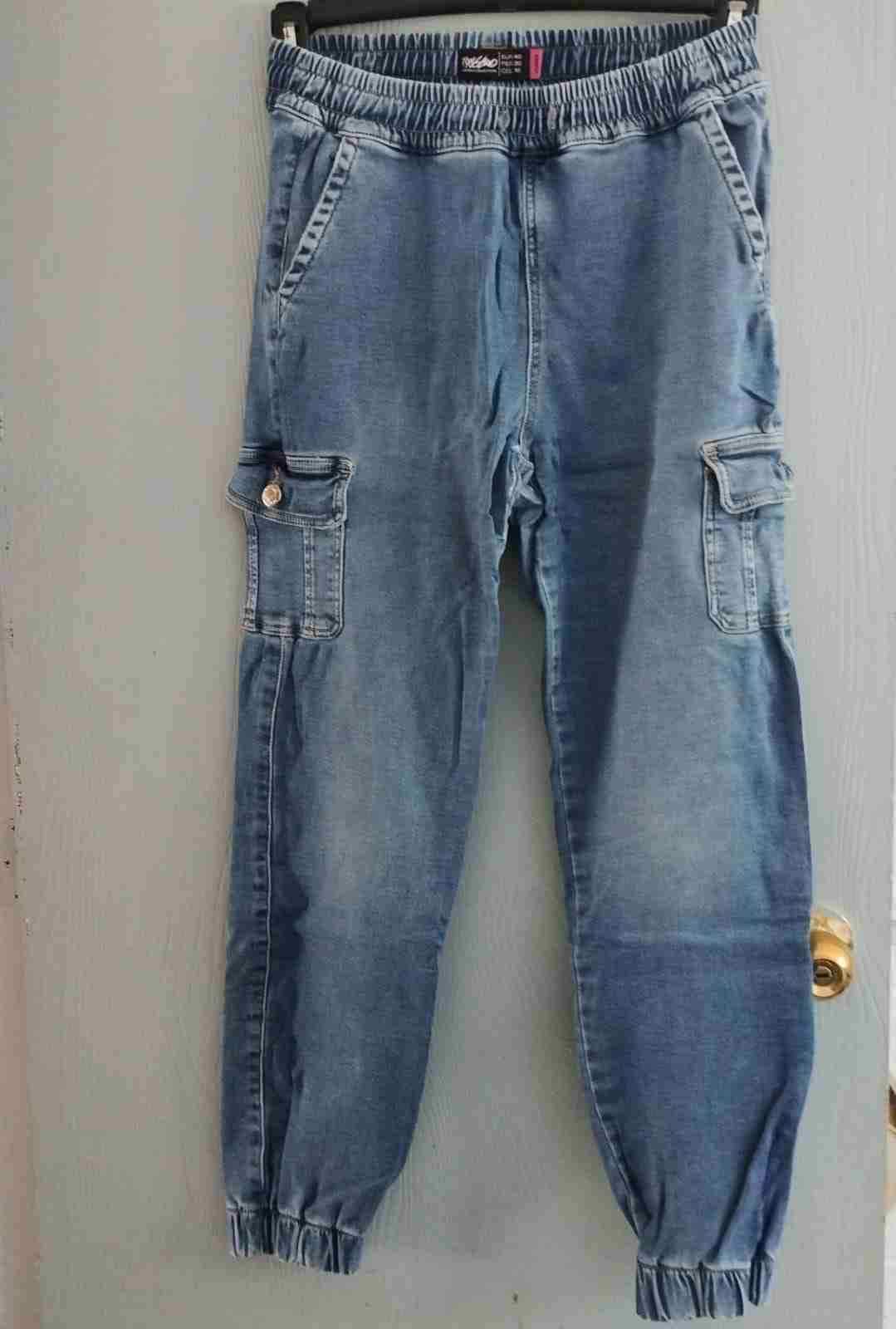 Polerón negro con capucha y apliques - miniatura 3