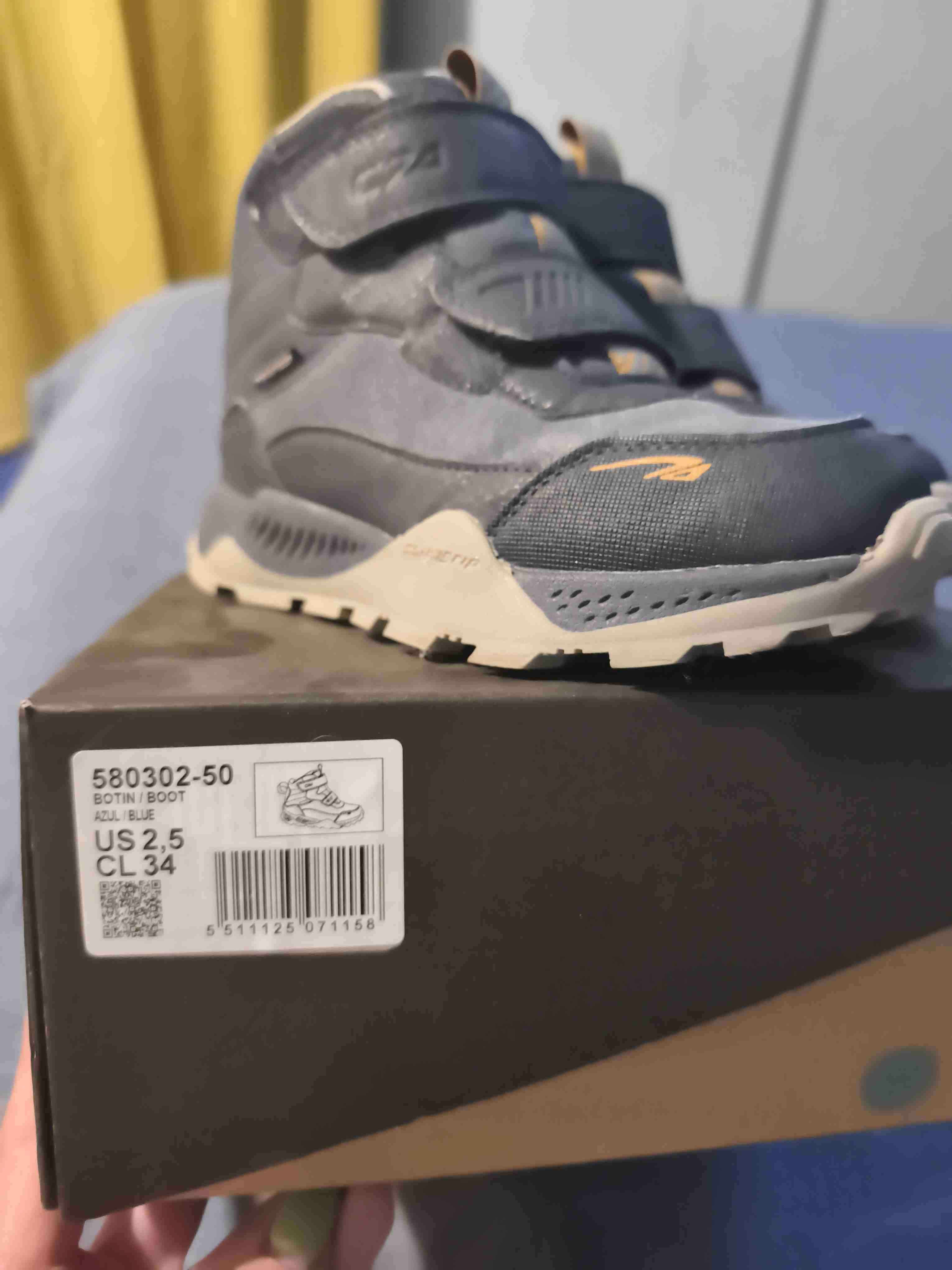 Botas escolares grises C1K