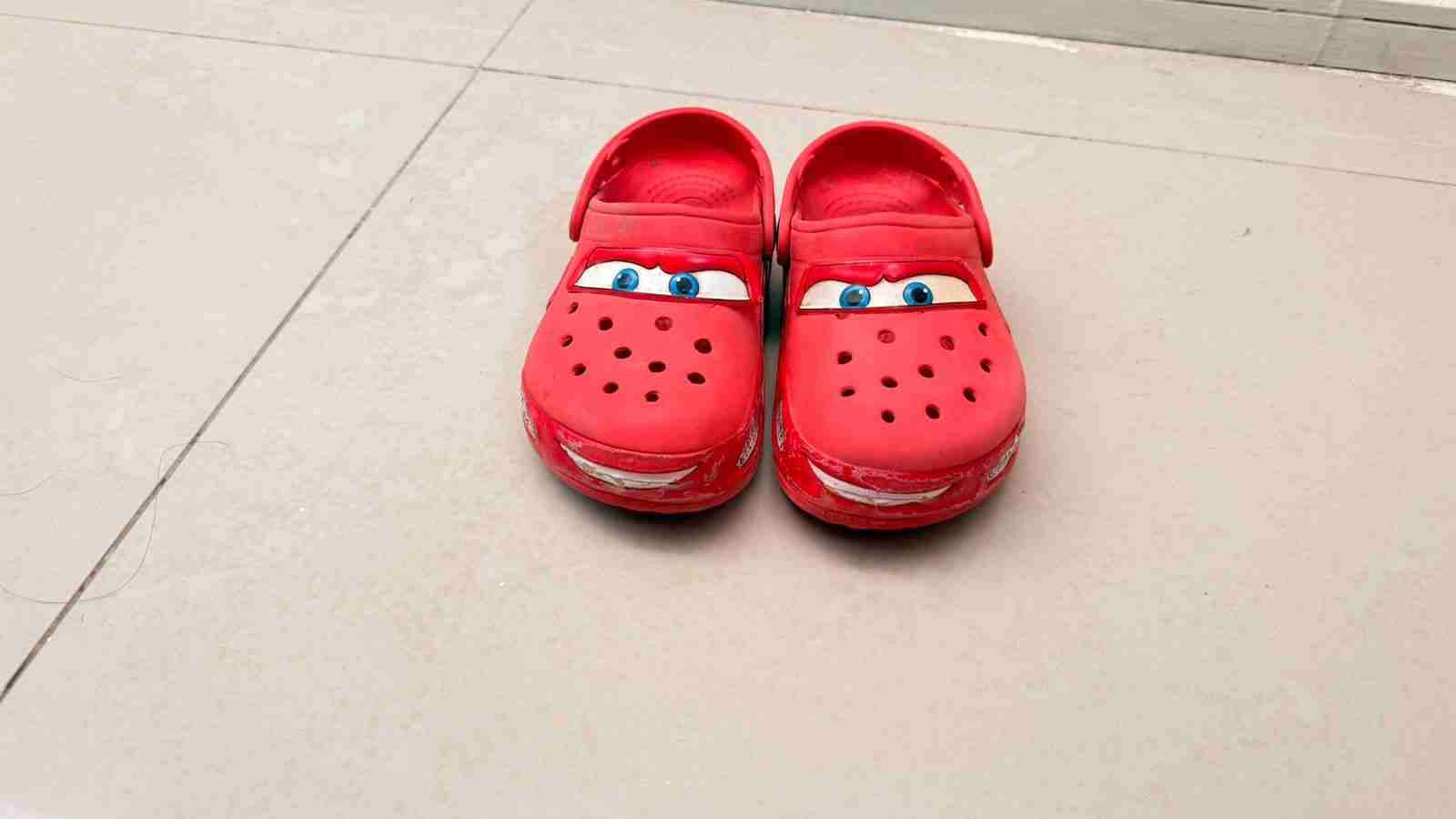 Sandalias rojas Cars para niños