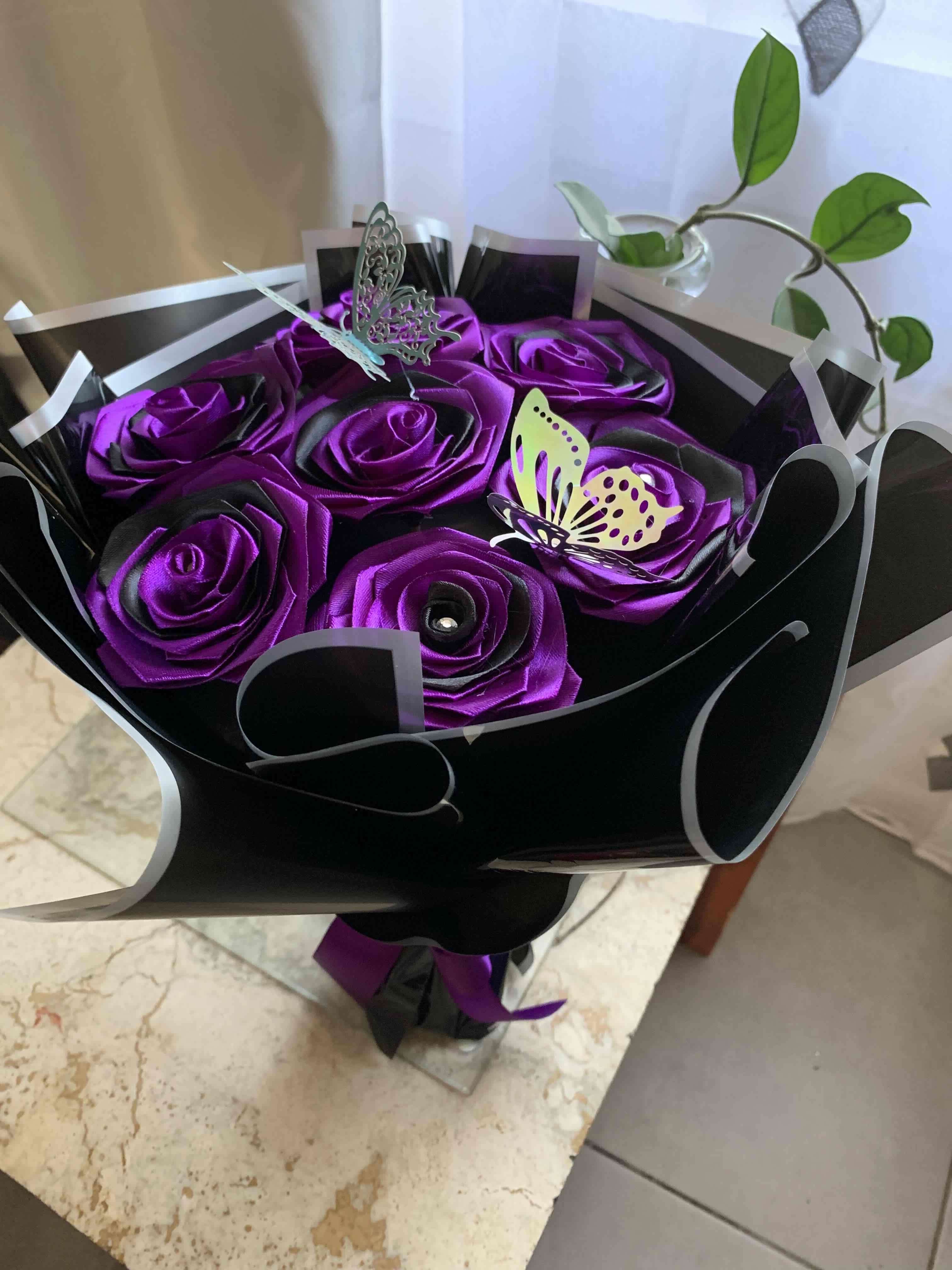 Ramo de rosas artificiales púrpuras