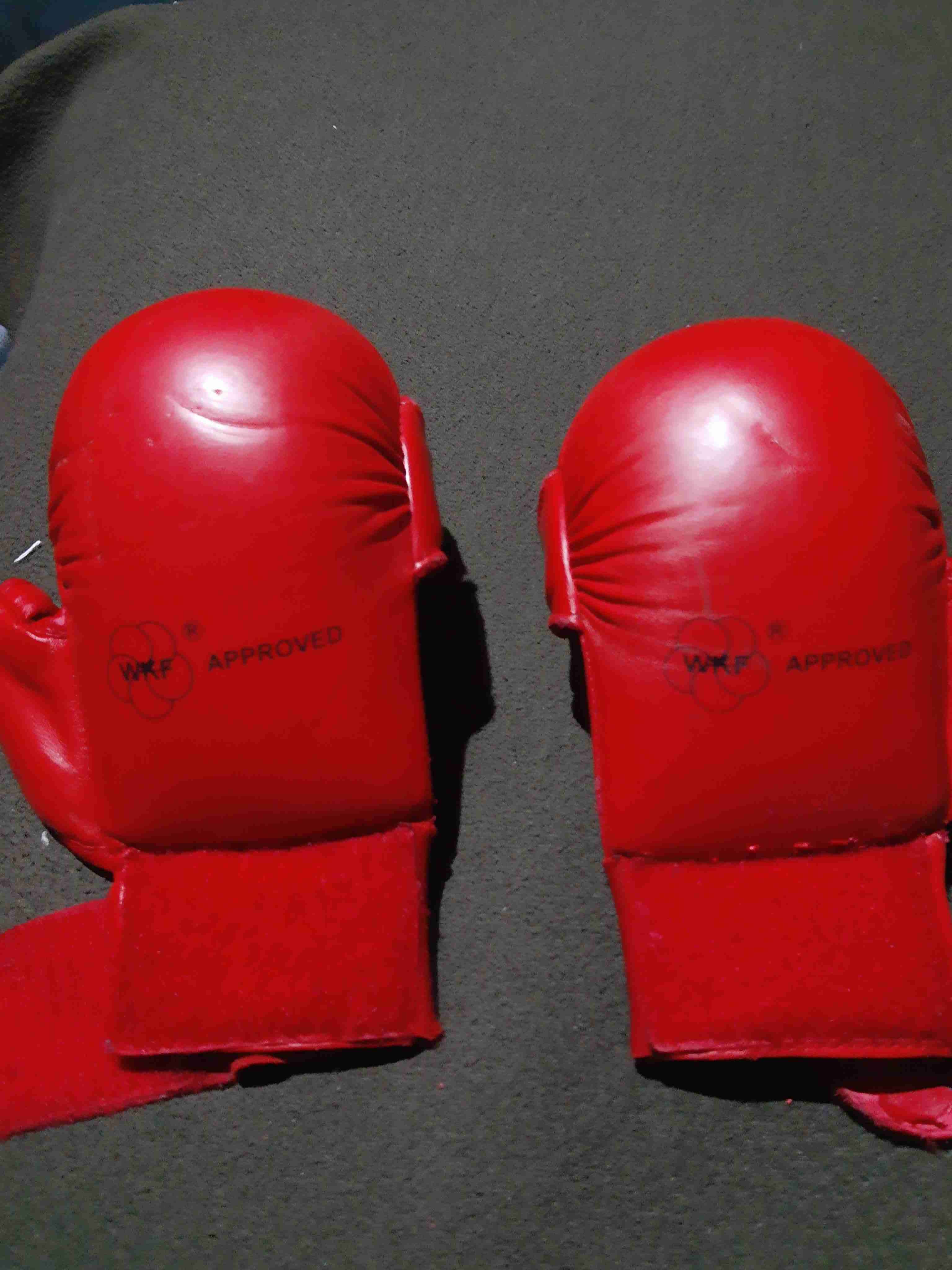 Guantes de karate rojos WKF