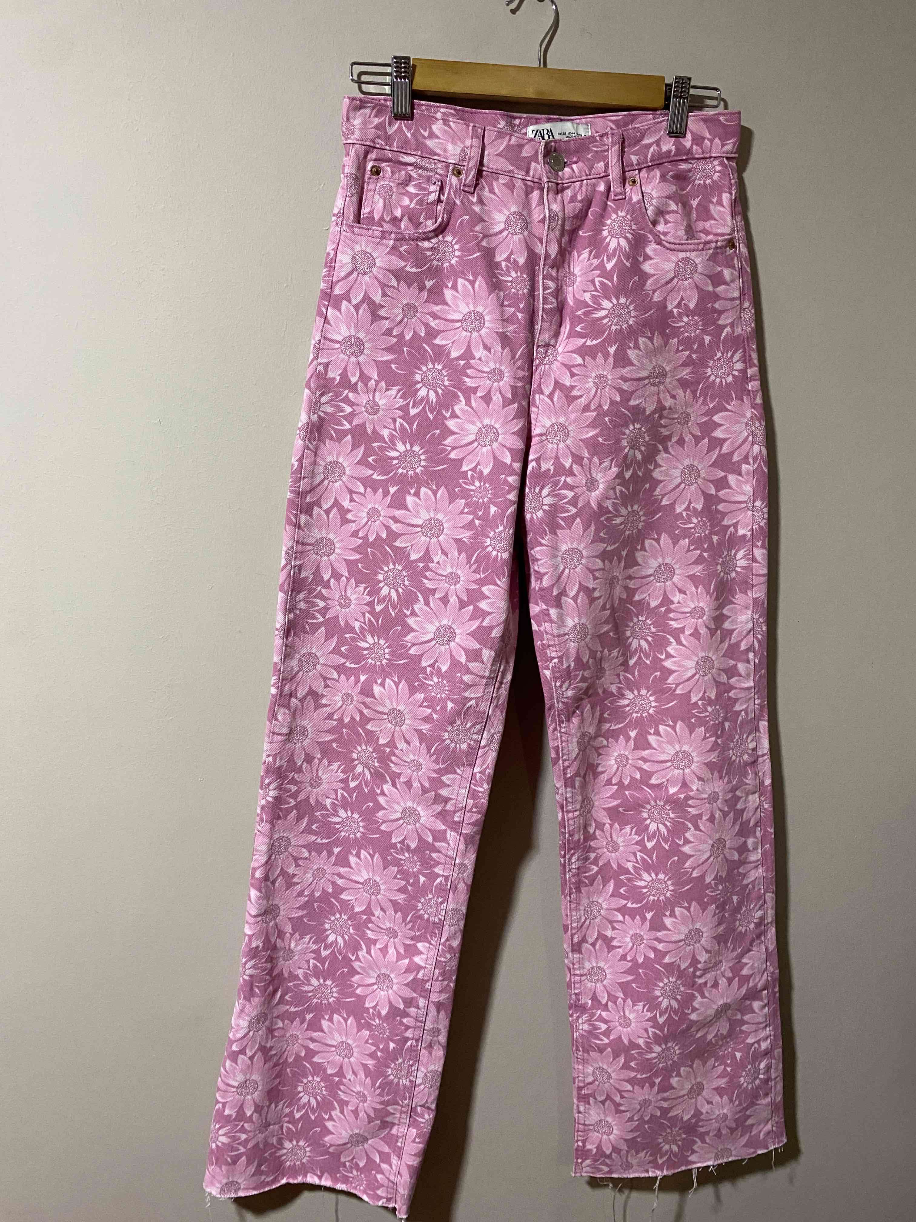 Jeans rosados con flores