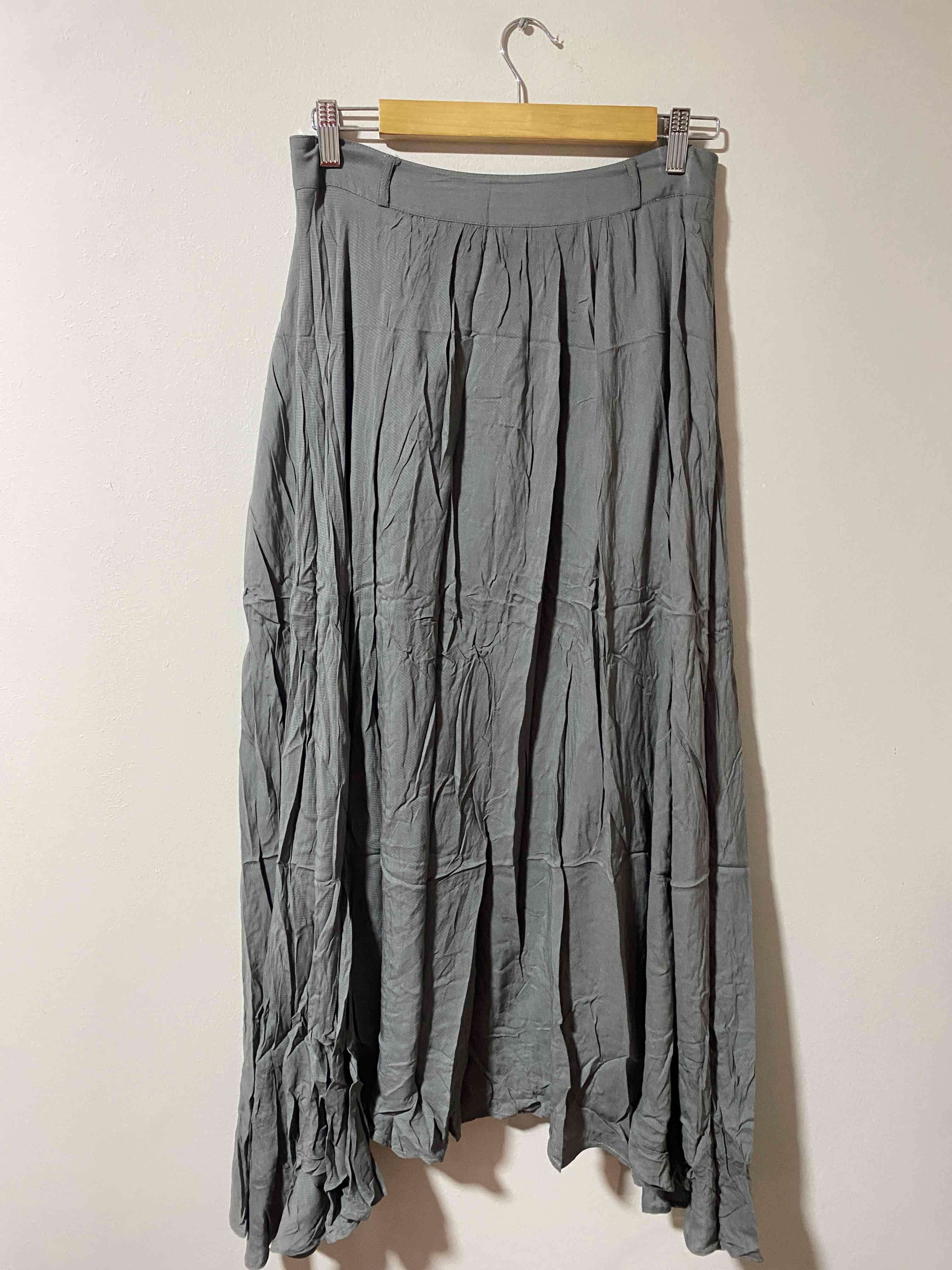 Falda larga gris plisada marca IO talla 38