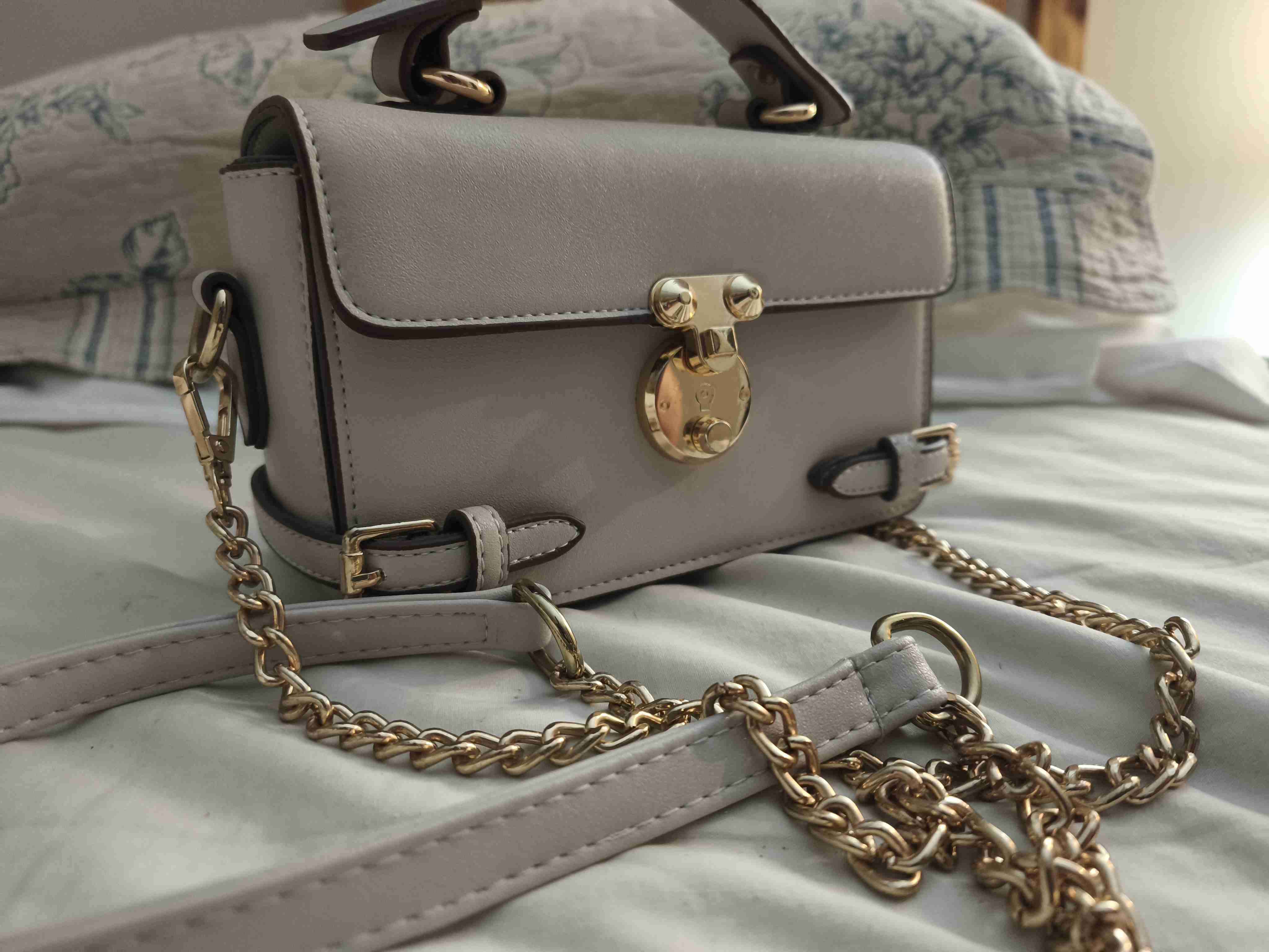 Bolso de mano gris claro con cadena dorada - miniatura 2