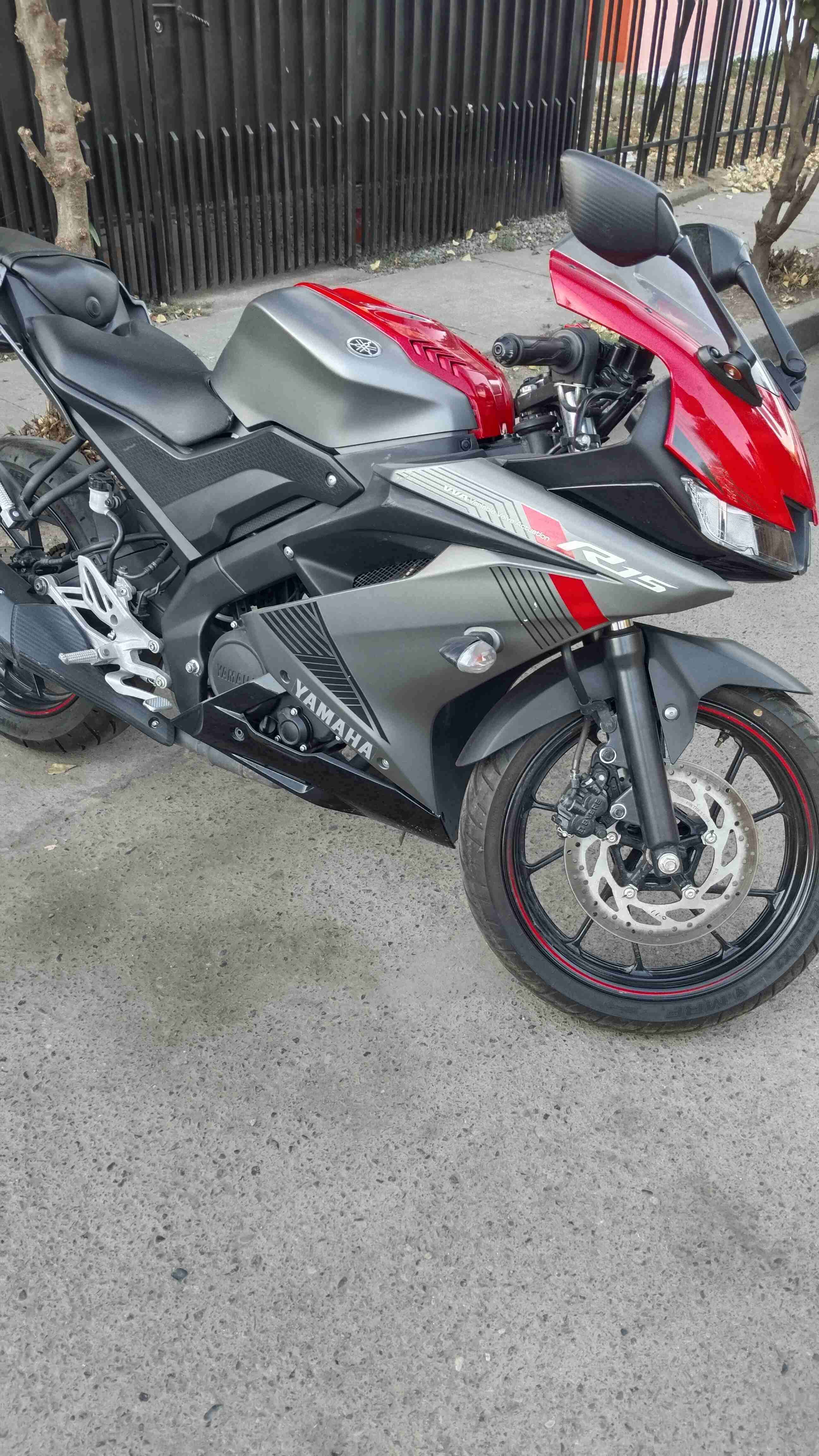 Moto deportiva Yamaha R15 - miniatura 3