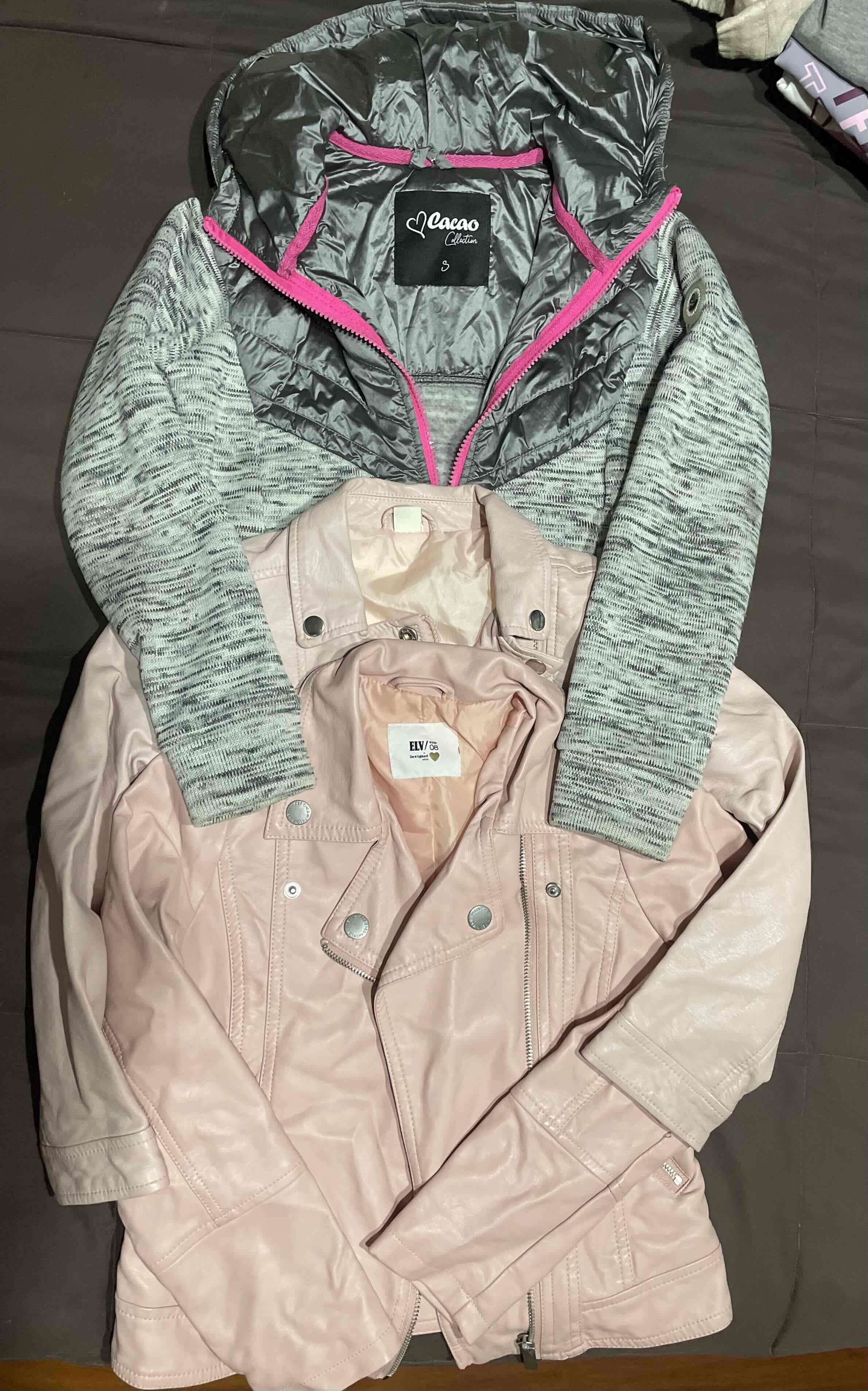 Lote 2 chaqueta rosada y 1 poleron cacao