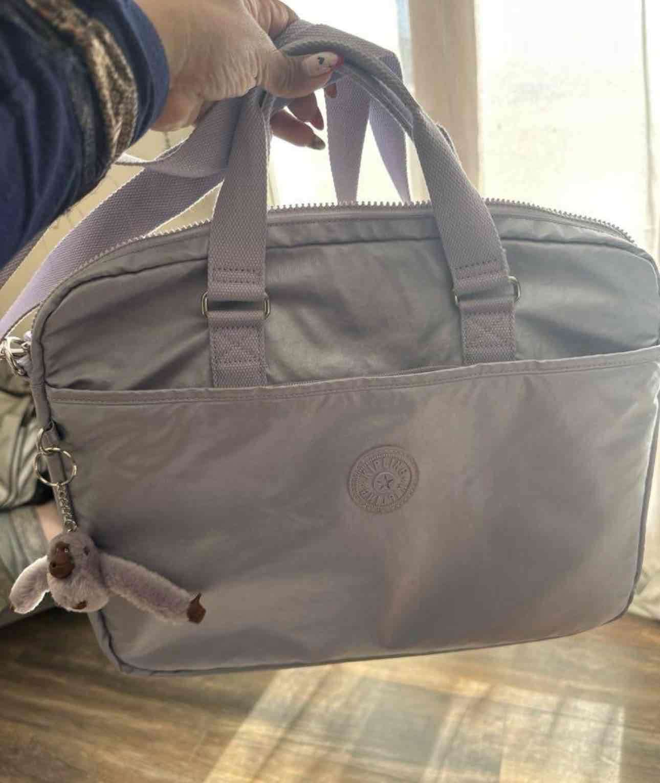 Maletín gris con llavero de mono