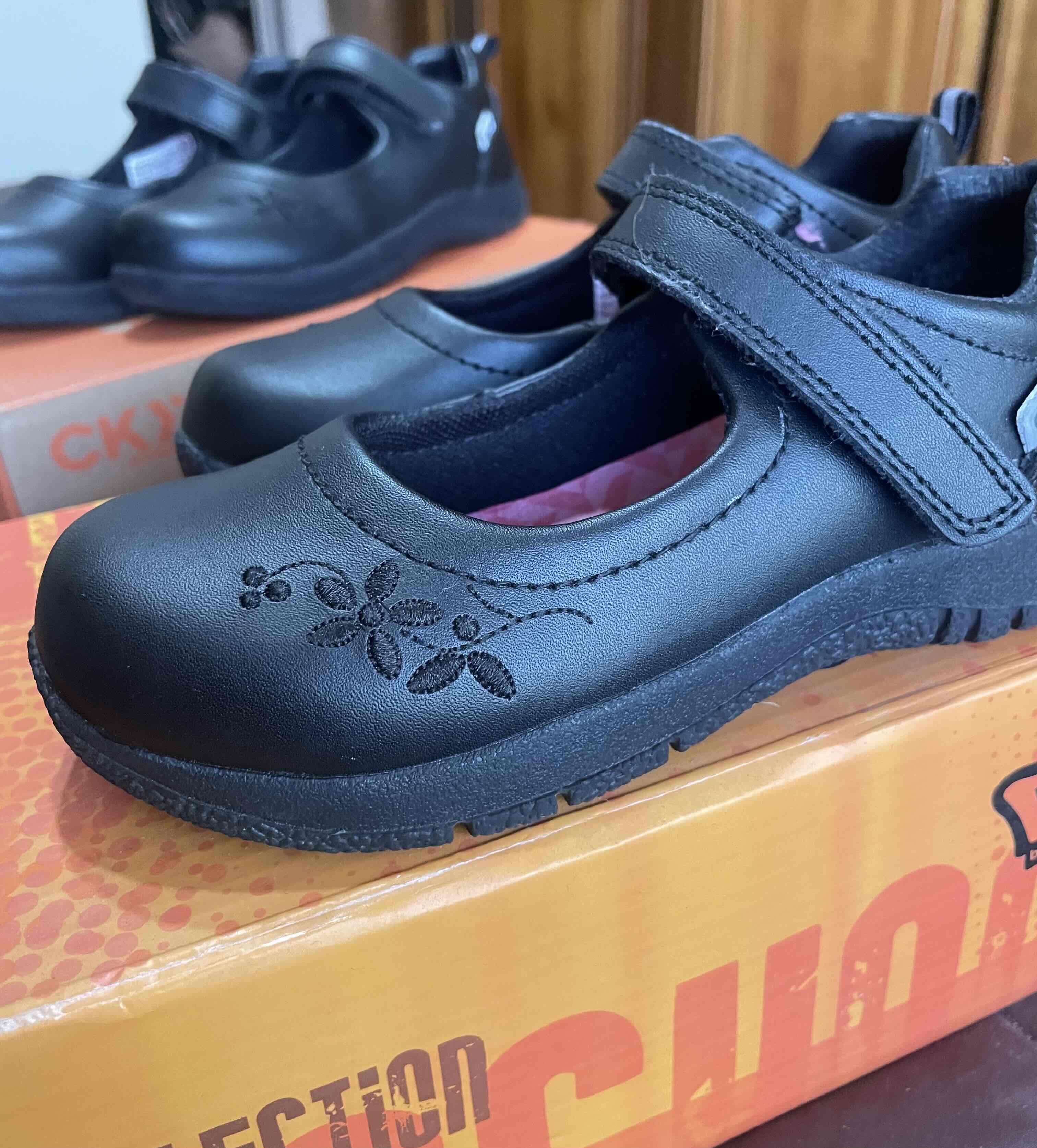 2 pares zapatos  colloky escolar. Cada par 10mil