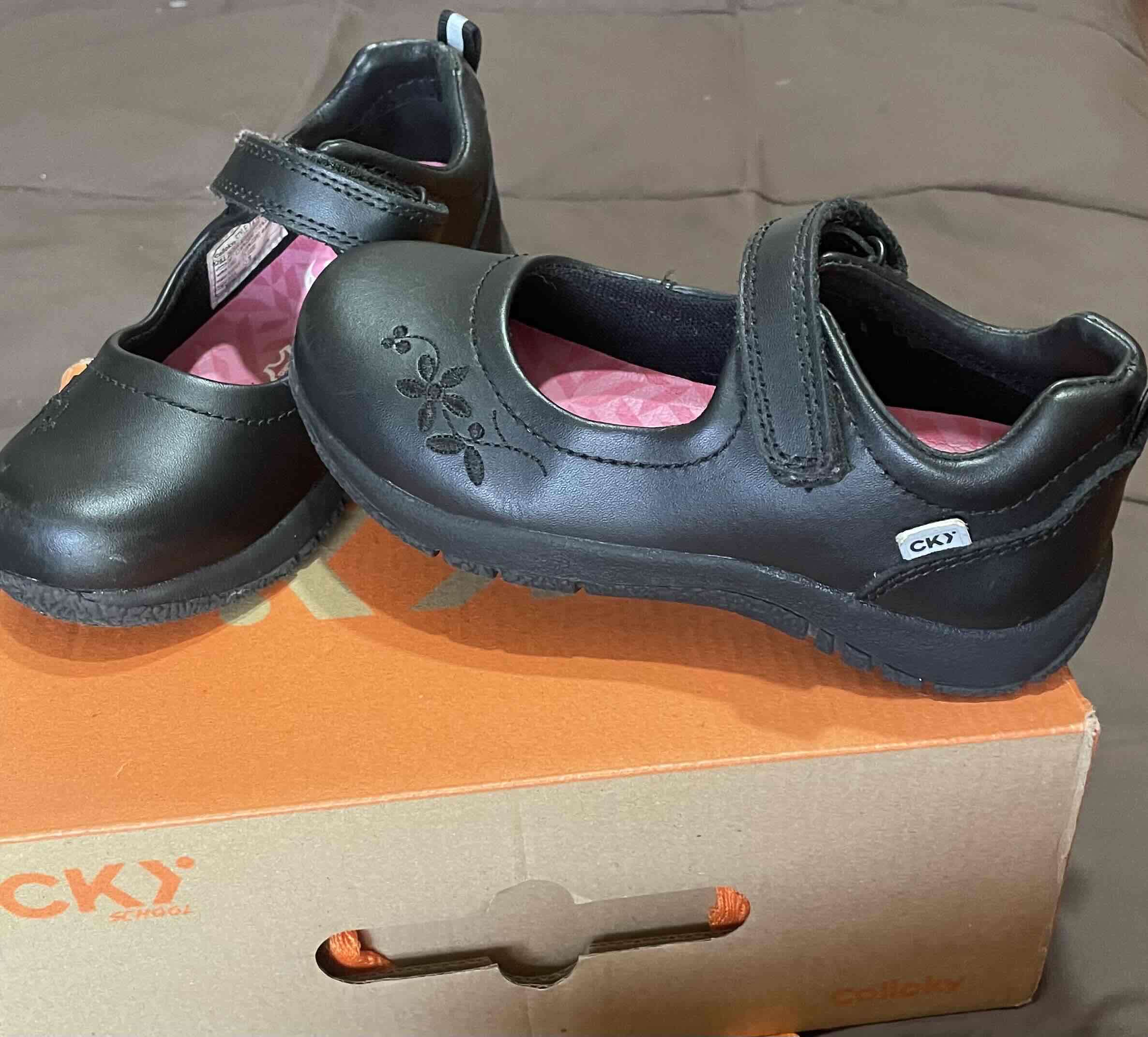 2 pares zapatos  colloky escolar. Cada par 10mil - miniatura 2