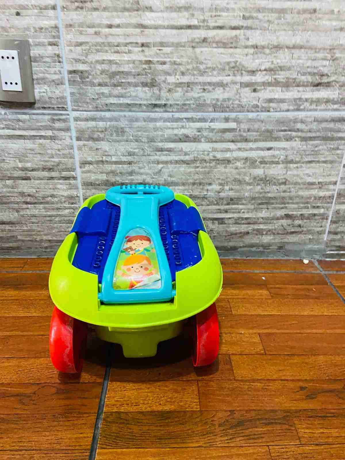 Carro de juguete colorido