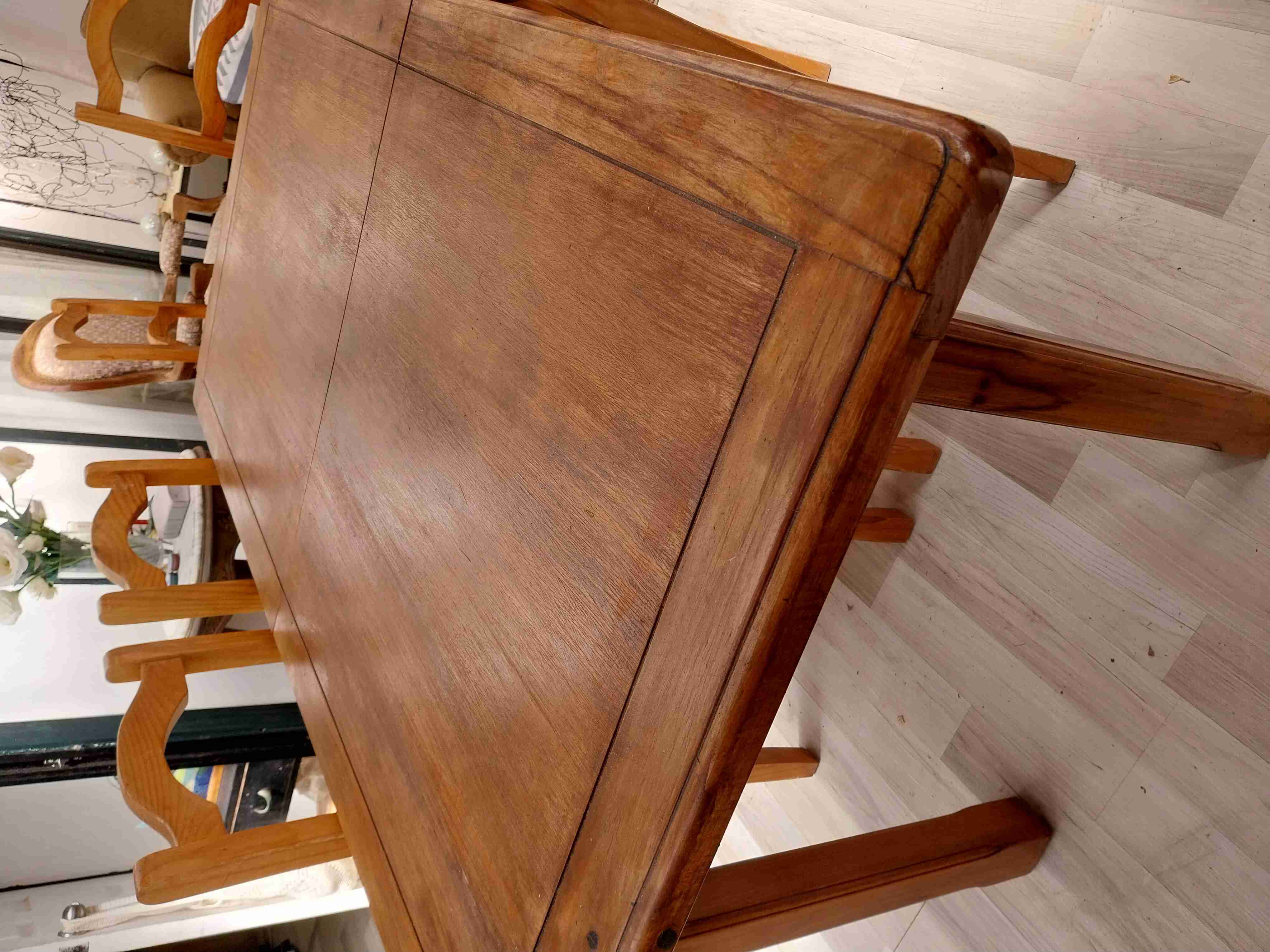 Mesa de comedor de madera