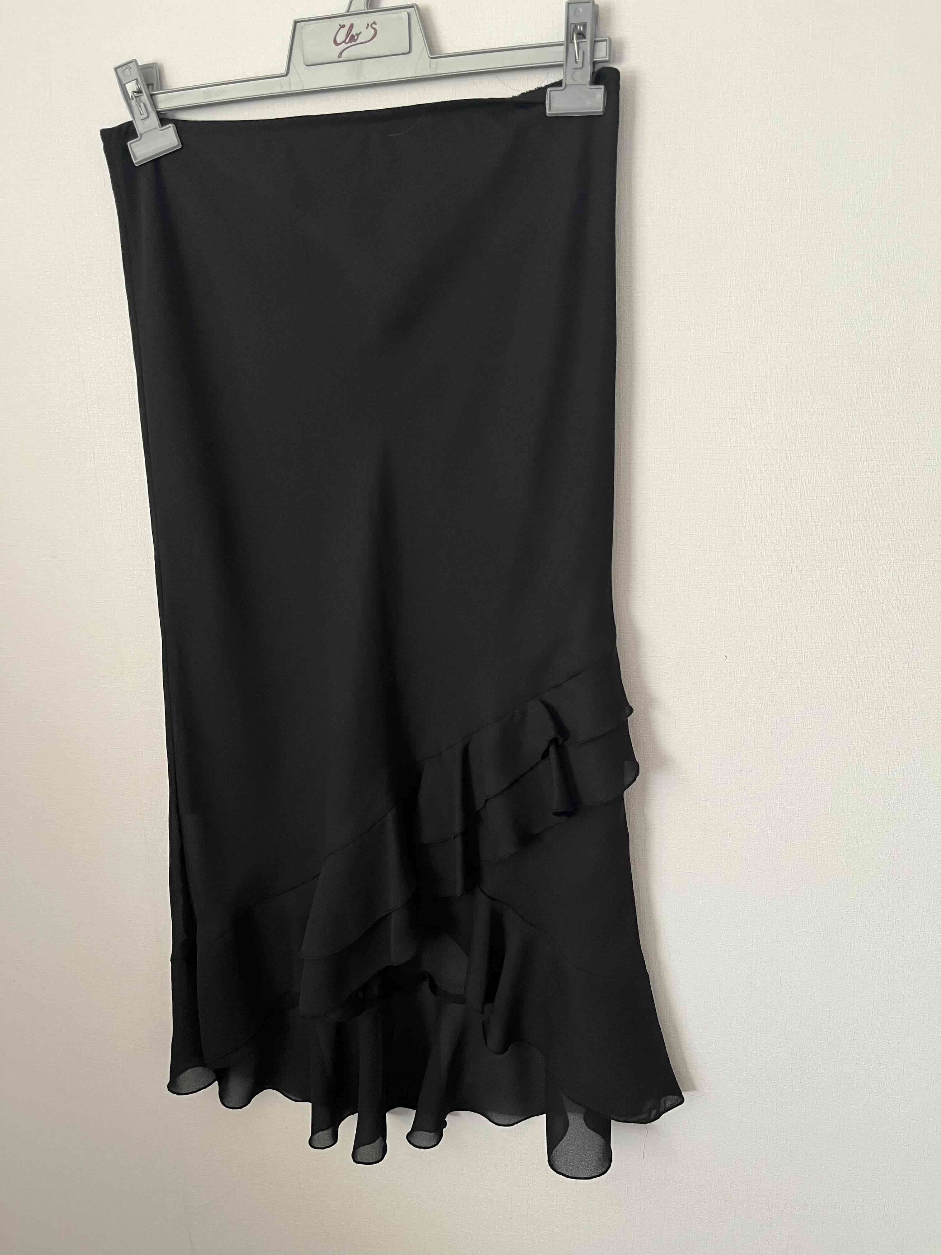 Falda negra con vuelos talla M