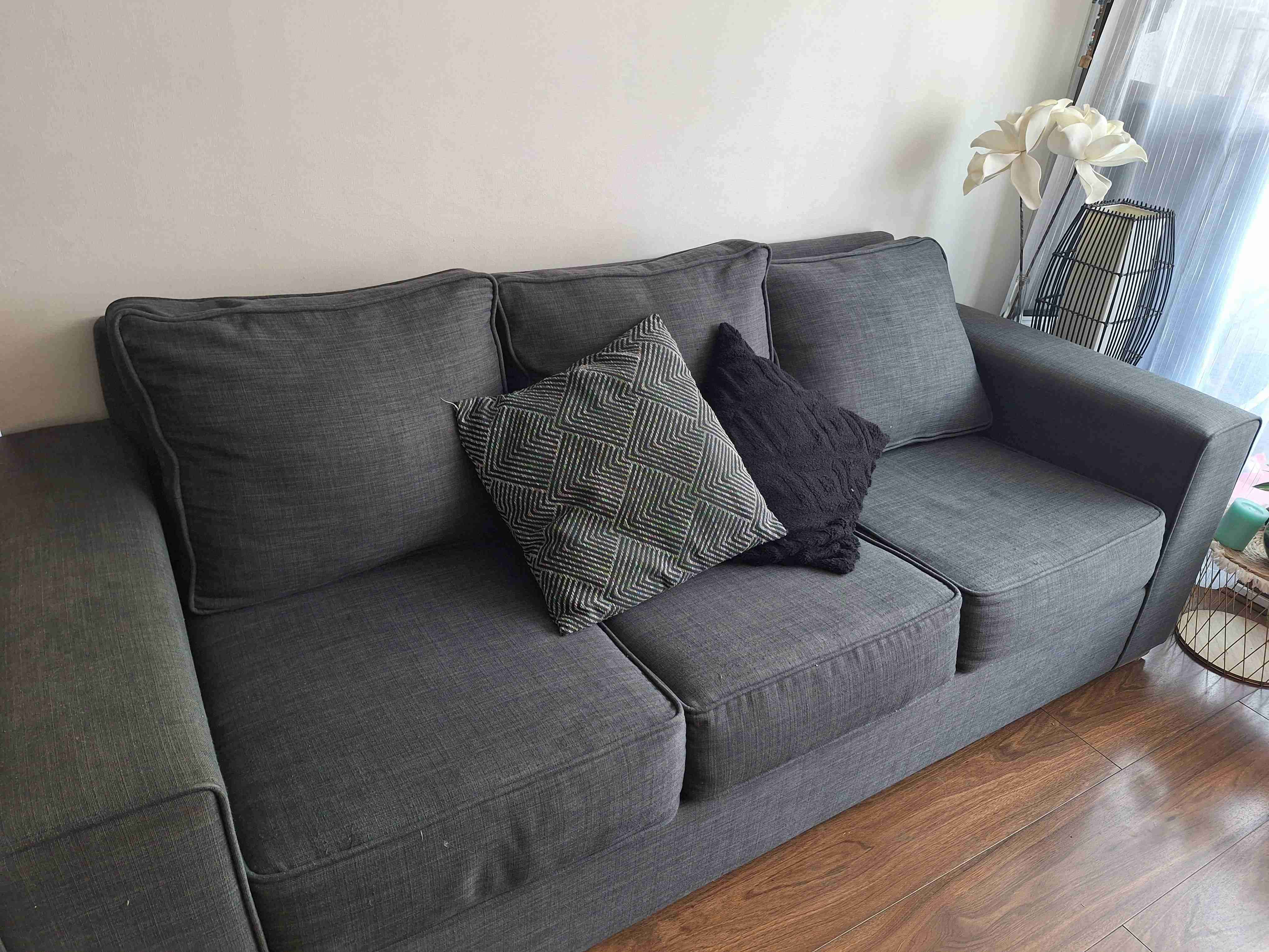 Sofá gris de tres cuerpos - miniatura 2