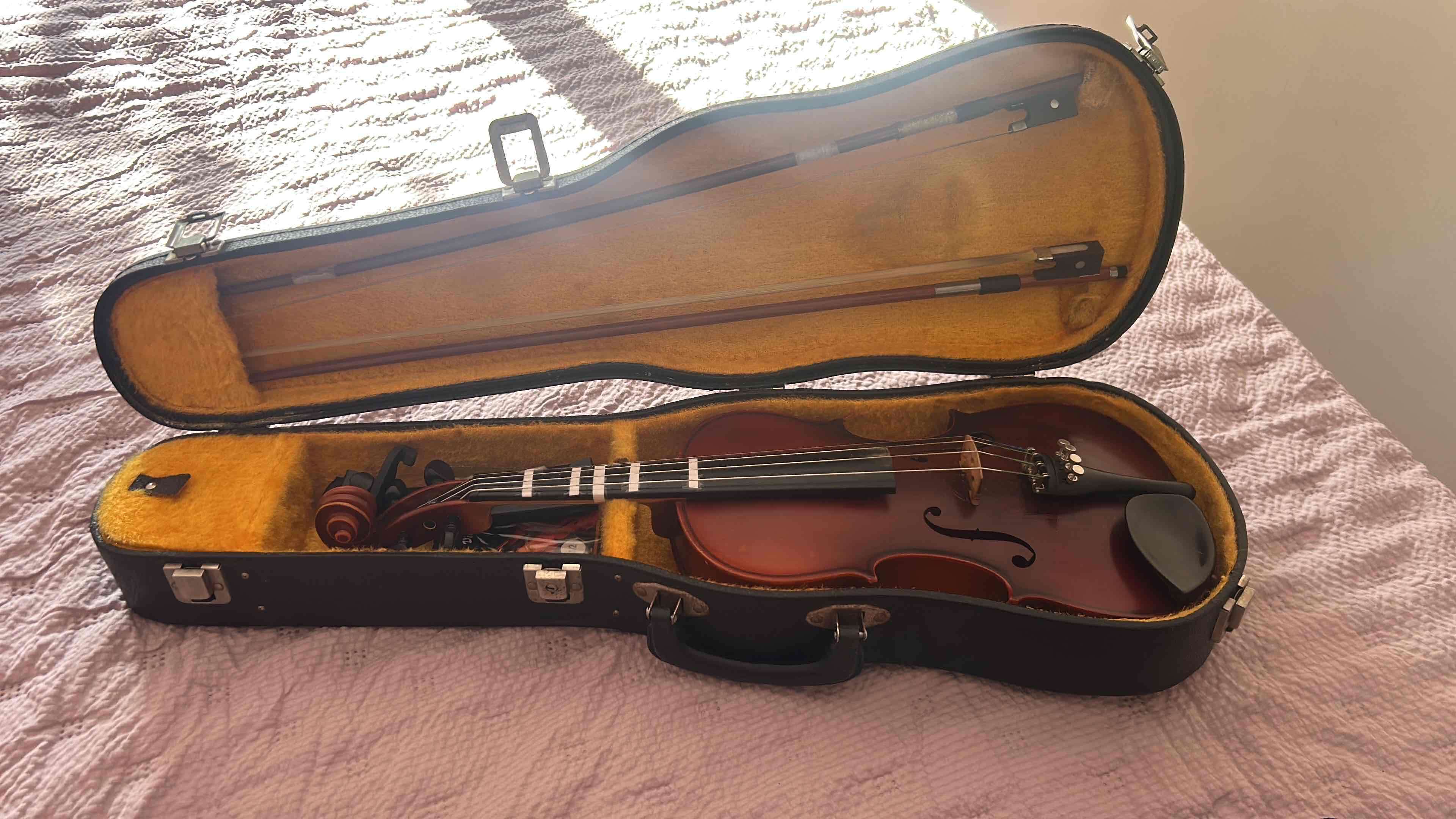 Violín 1/2  con estuche y arco marca suzuki