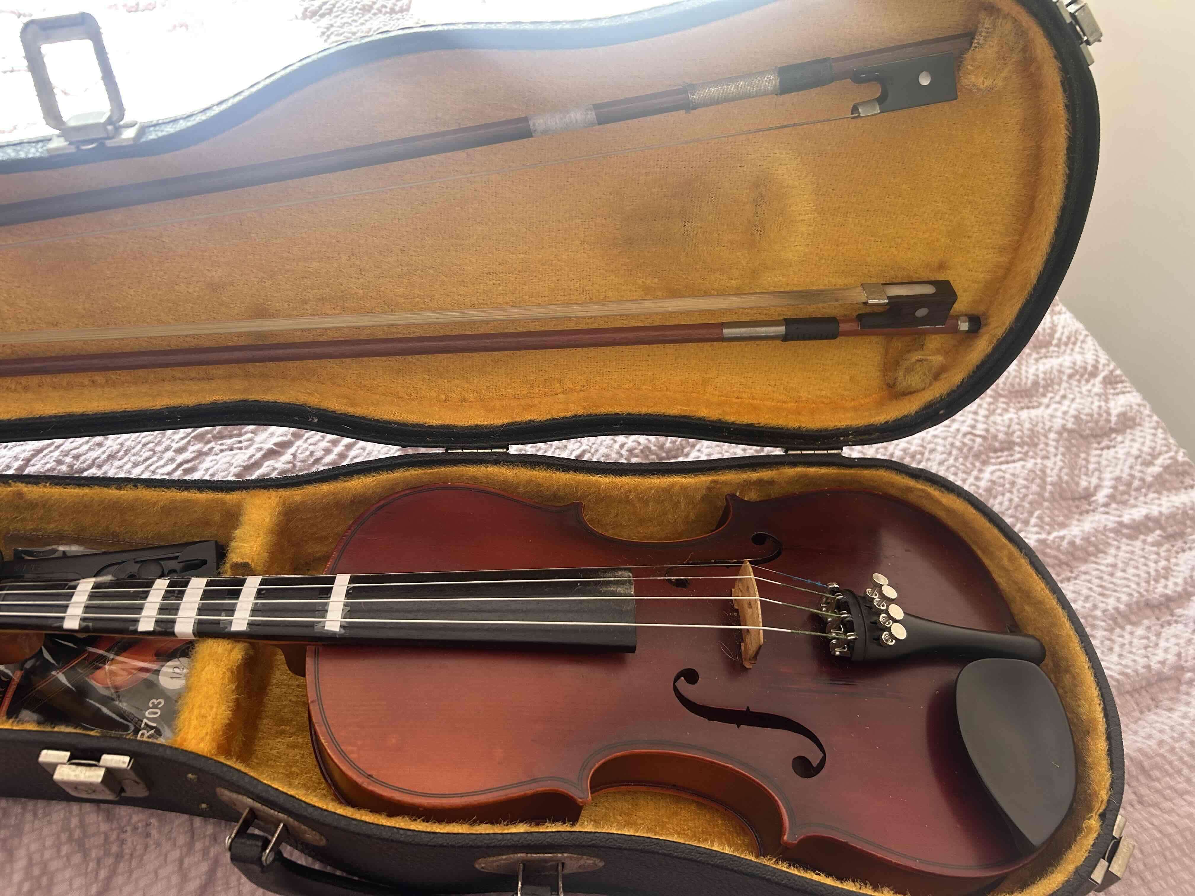 Violín 1/2  con estuche y arco marca suzuki - miniatura 2