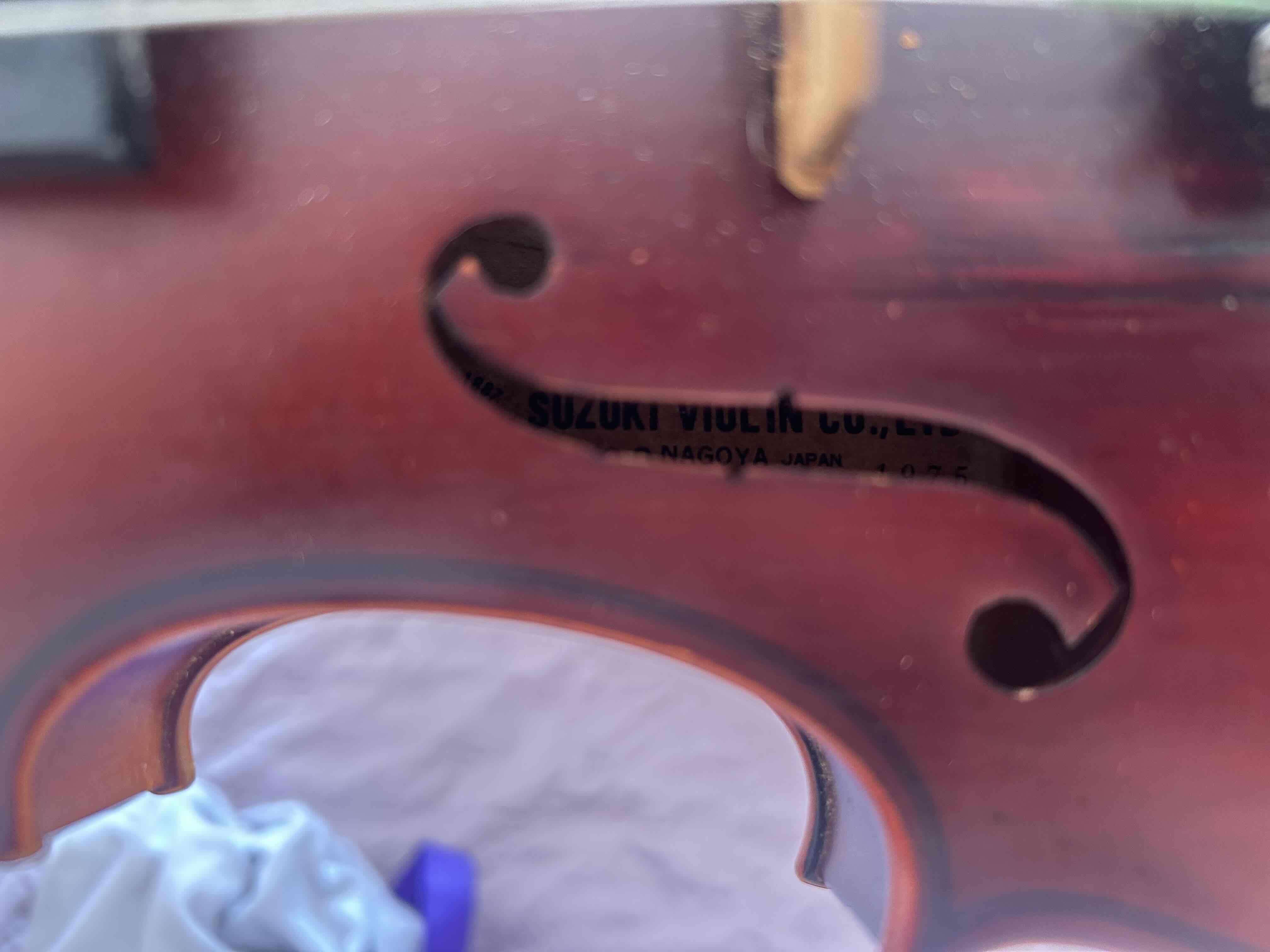 Violín 1/2  con estuche y arco marca suzuki - miniatura 3