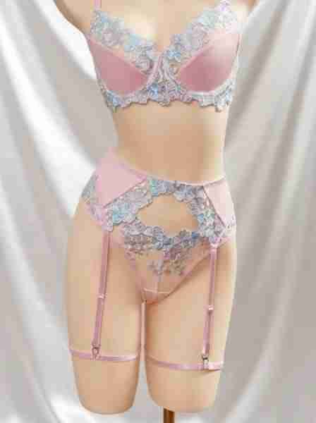Conjunto lencería rosa con encaje