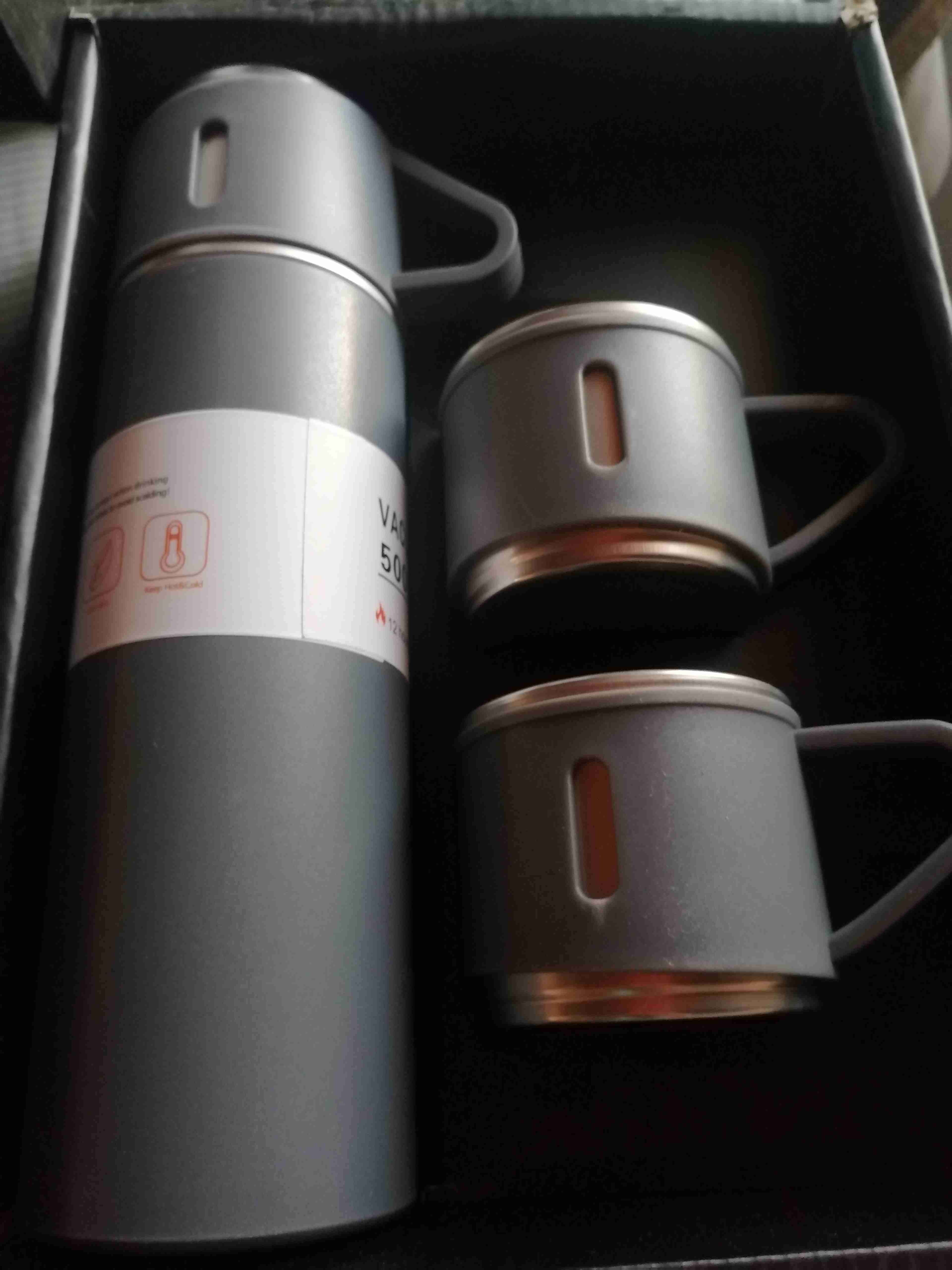 Termo con tres tazas de acero
