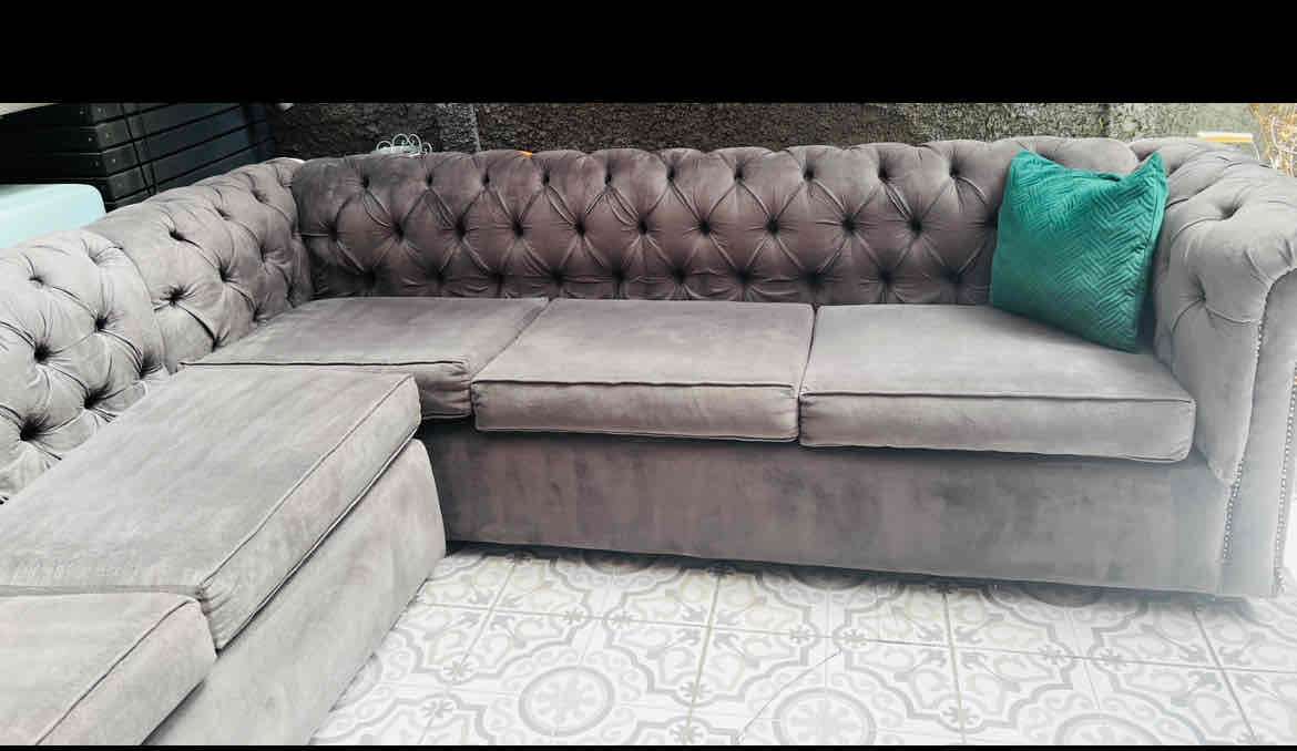 Sofá seccional gris - miniatura 2