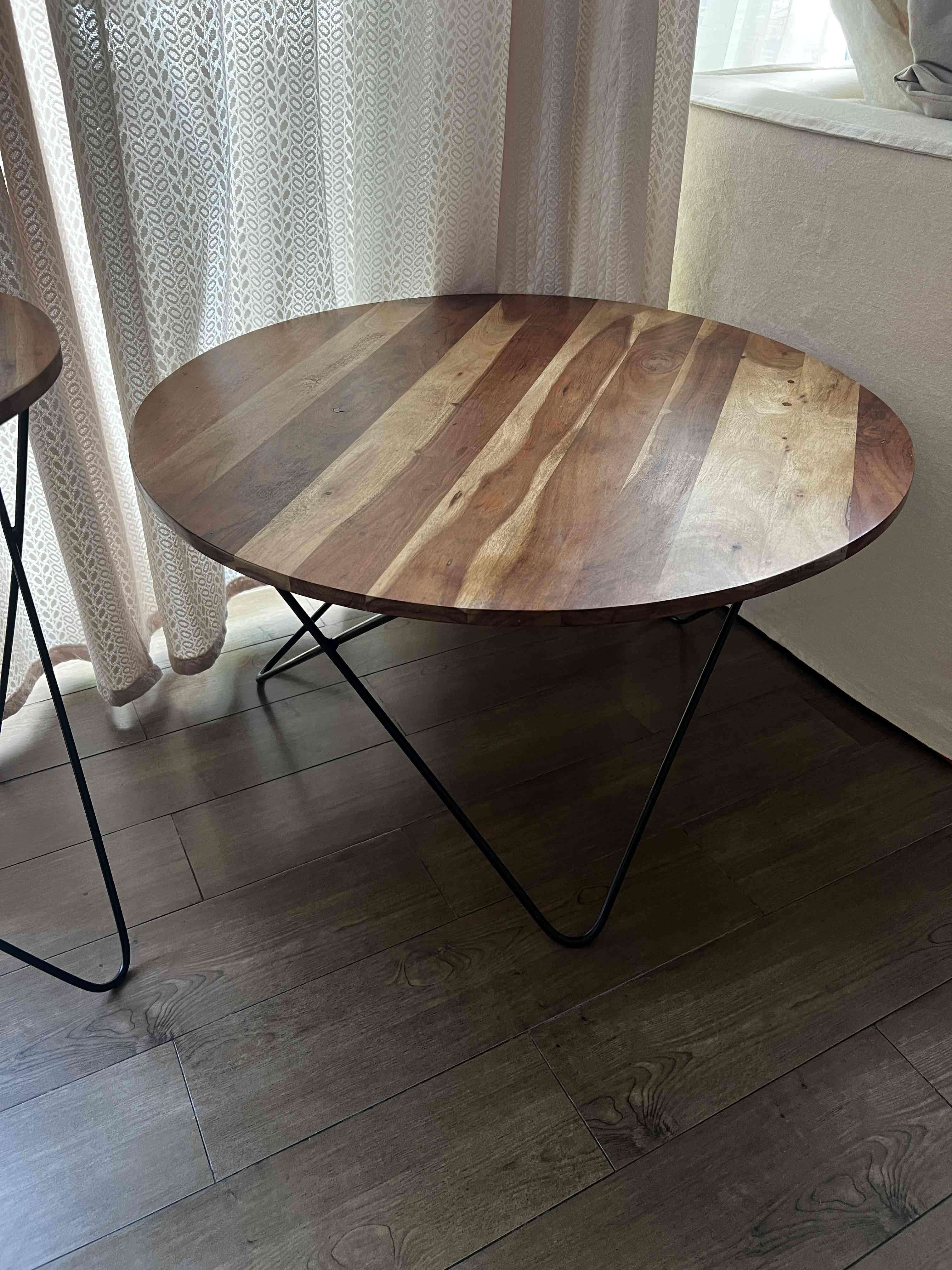 Mesa redonda de madera umbrale