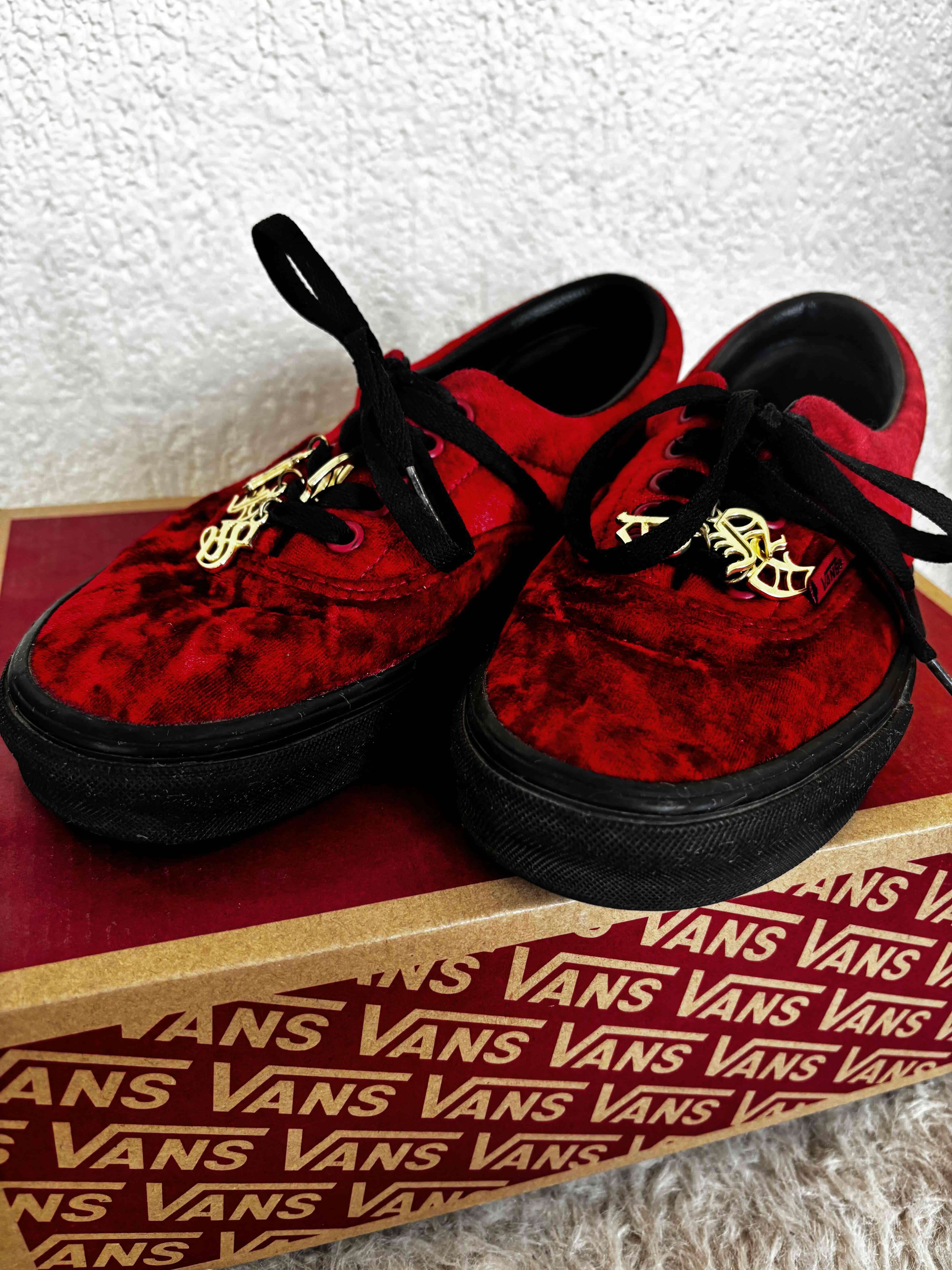 Zapatillas Vans rojas de terciopelo