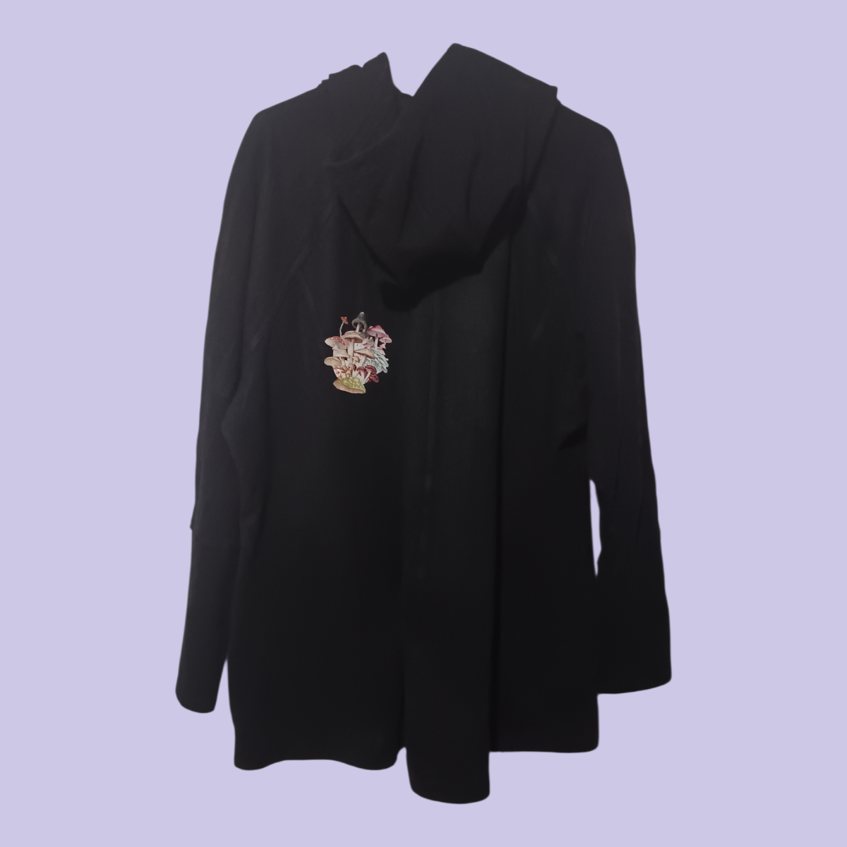 Polerón negro con capucha y diseño