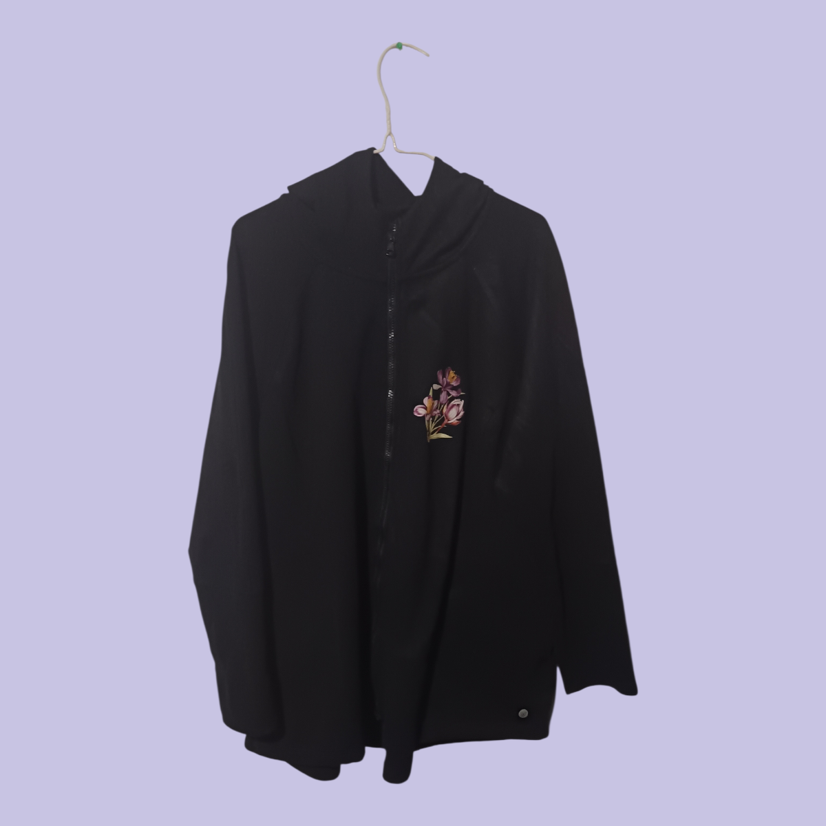 Polerón negro con capucha y diseño - miniatura 2