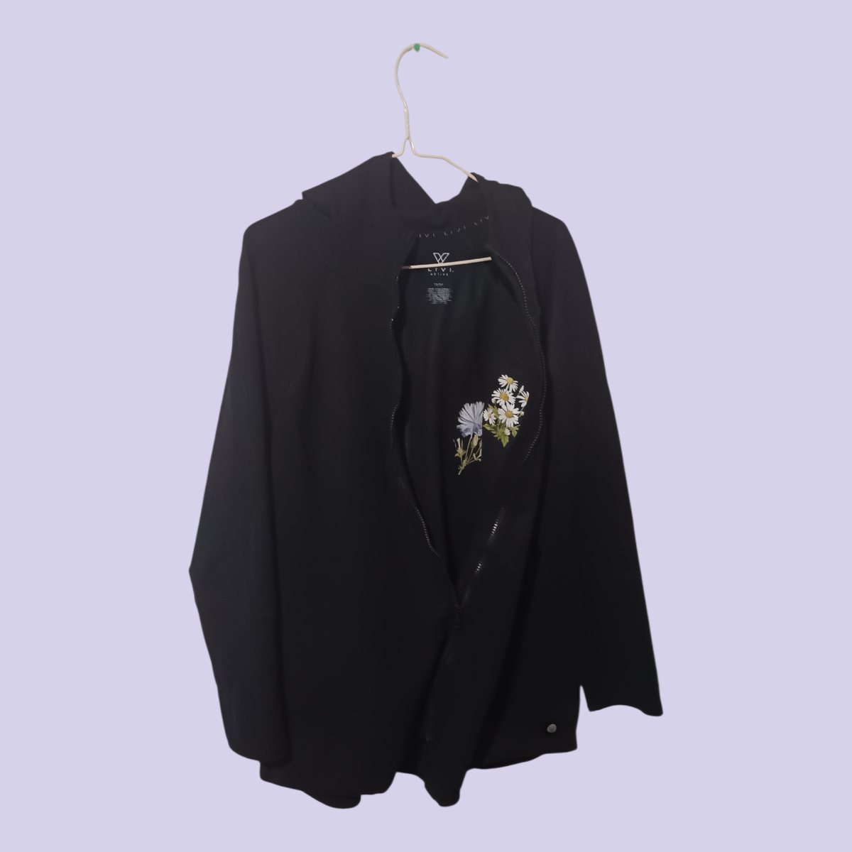 Polerón negro con capucha y diseño - miniatura 3