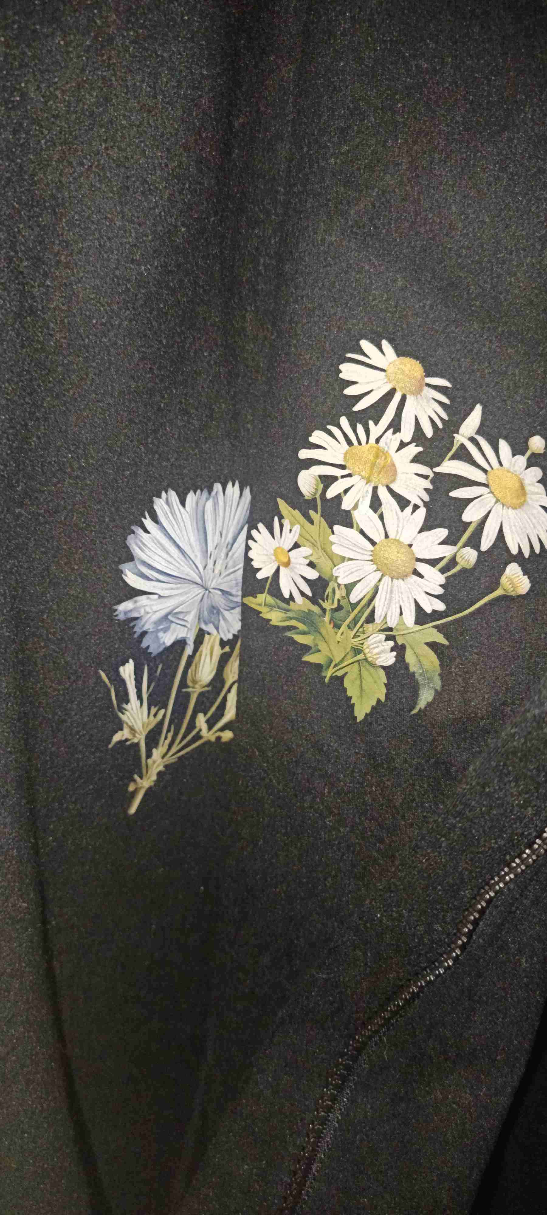 Polerón negro con capucha y diseño - miniatura 4