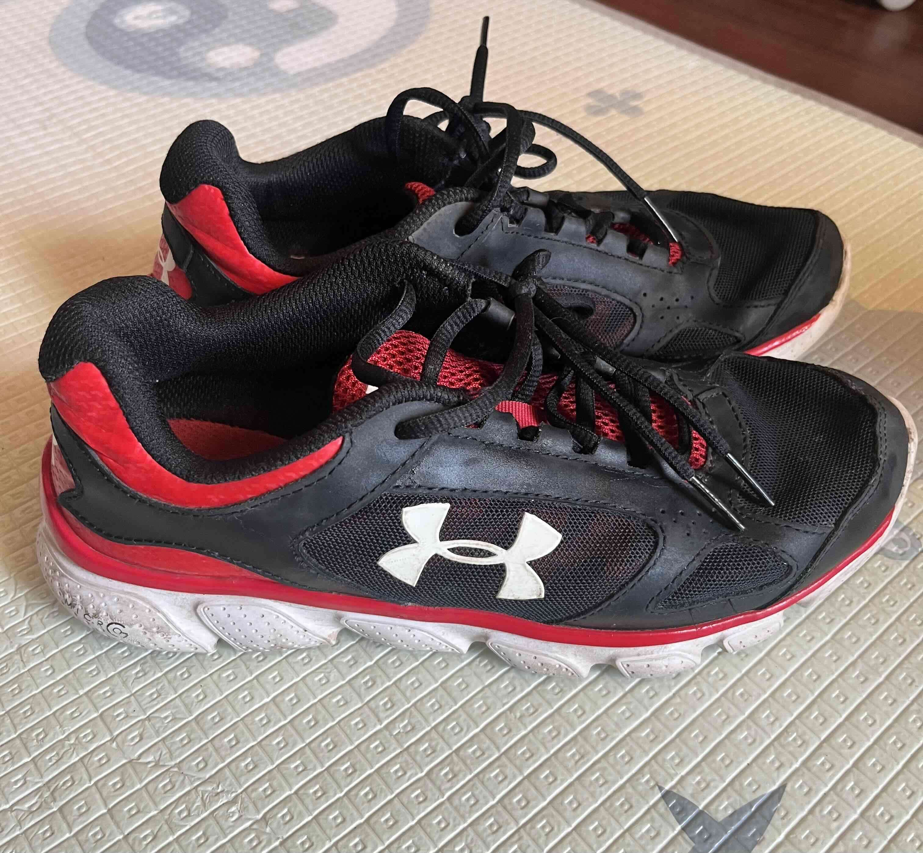 Zapatillas deportivas negras y rojas