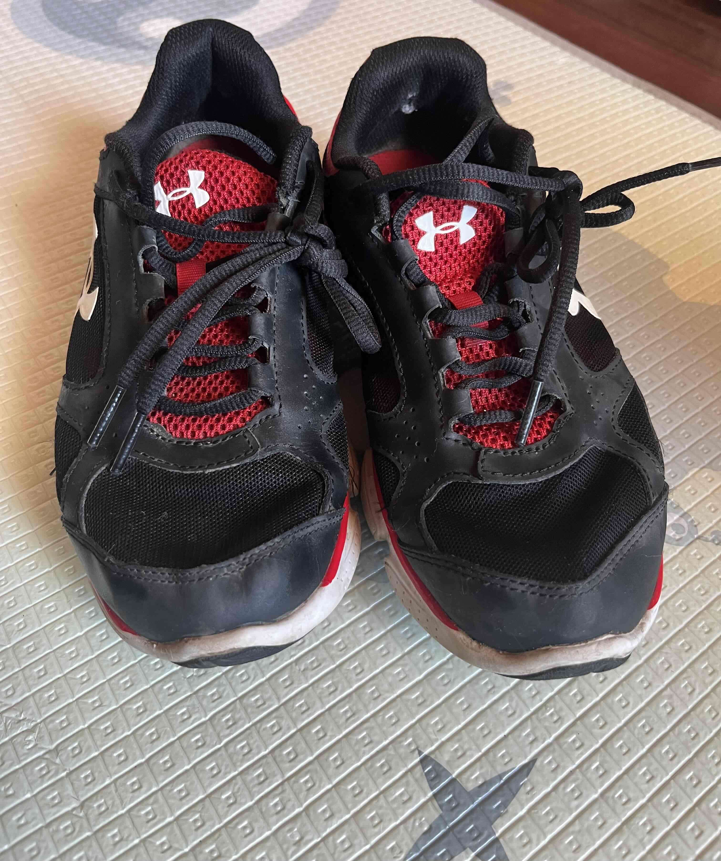 Zapatillas deportivas negras y rojas - miniatura 2