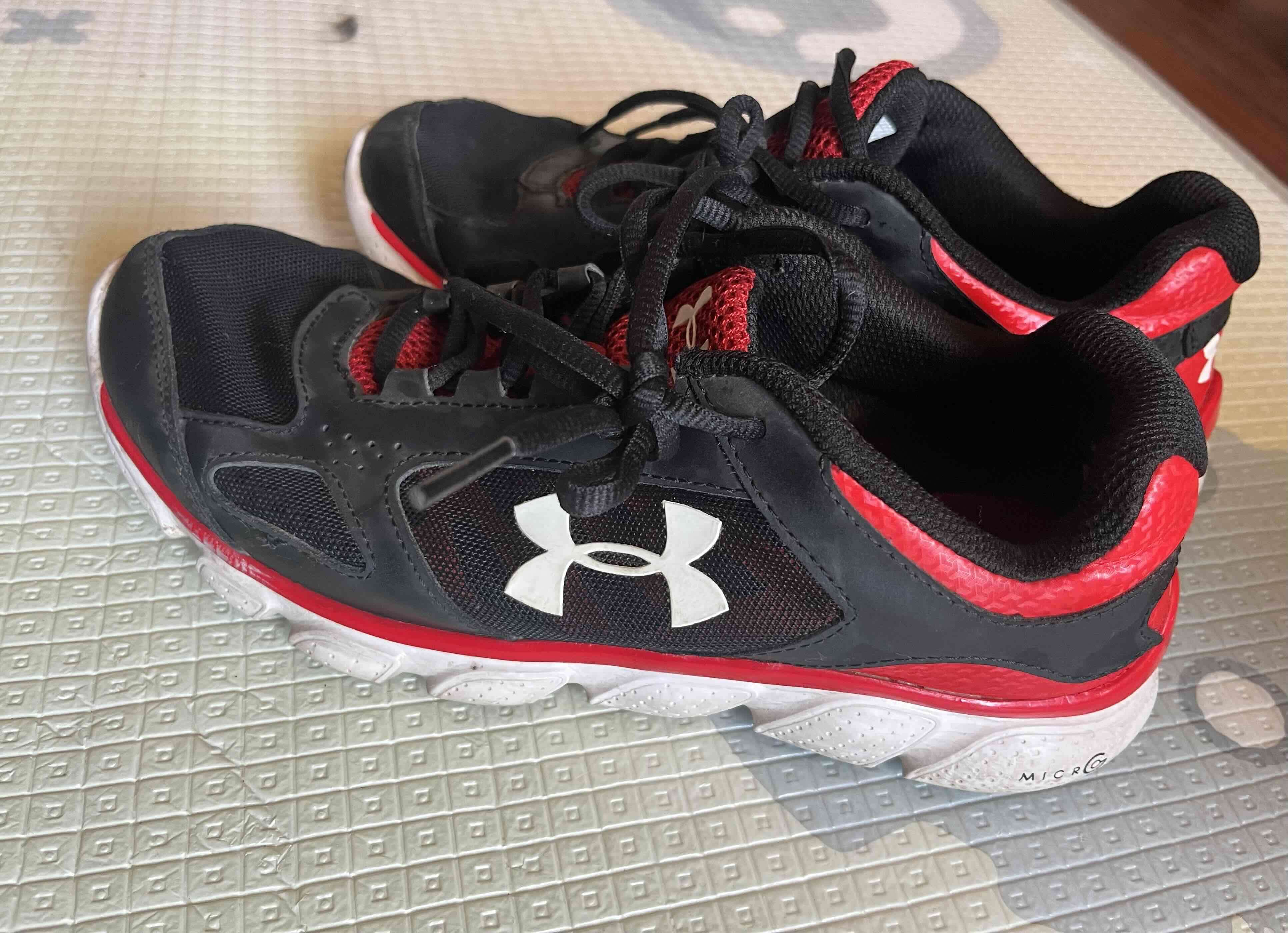 Zapatillas deportivas negras y rojas - miniatura 3